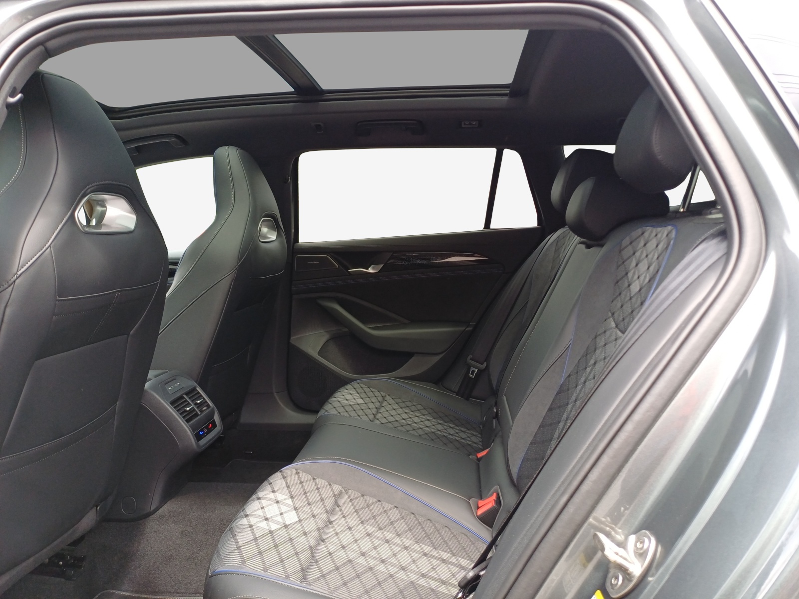 VW Passat Variant 2.0 TSI evo4 R-Line 4 Motion DSG-image-11