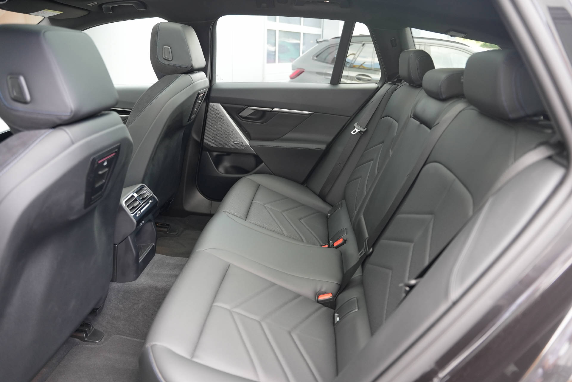 BMW 520d xDrive 48V Touring M Sport Steptronic-image-10