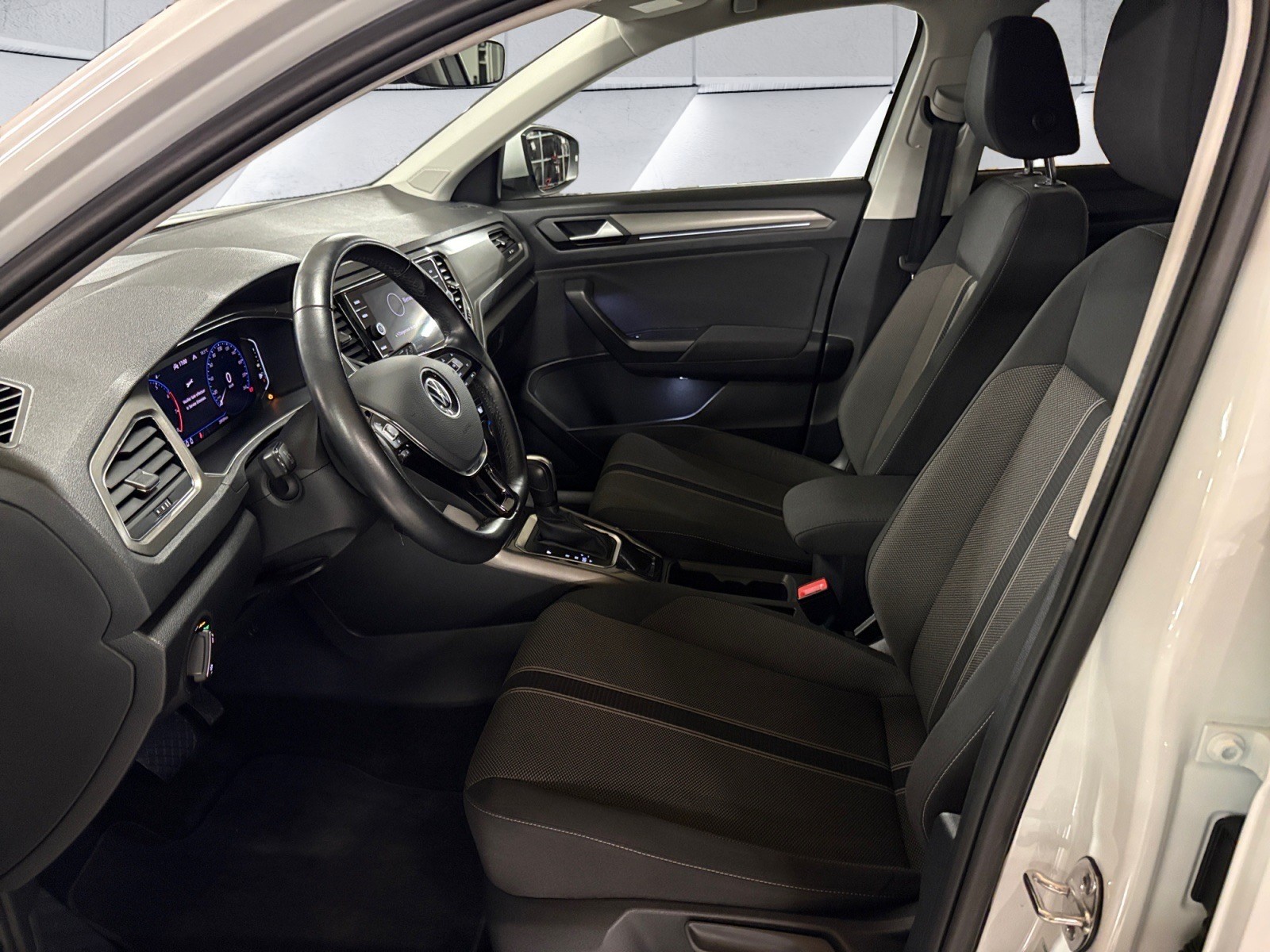 VW T-Roc 1.5 TSI EVO Advance DSG/GPS / Pack Hiver / Caméra de recul / hayon électrique / Attelage-image-13