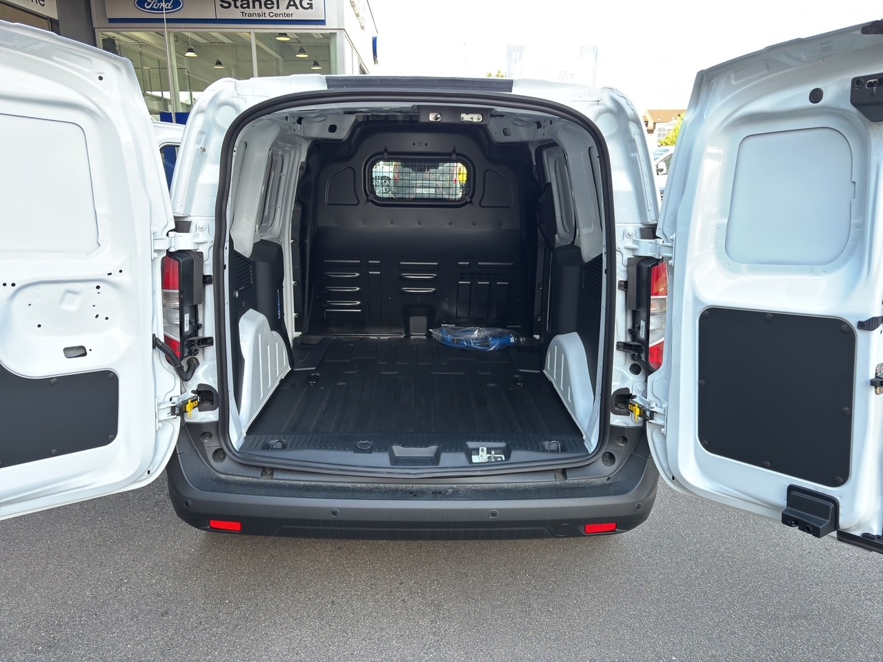 FORD E-Transit Courier Van Limited-image-9