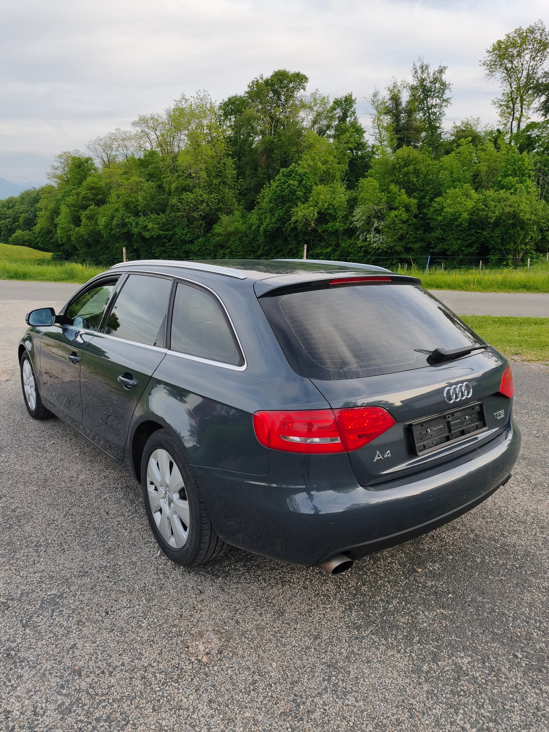 AUDI A4 Avant 2.0 TFSI quattro-image-2