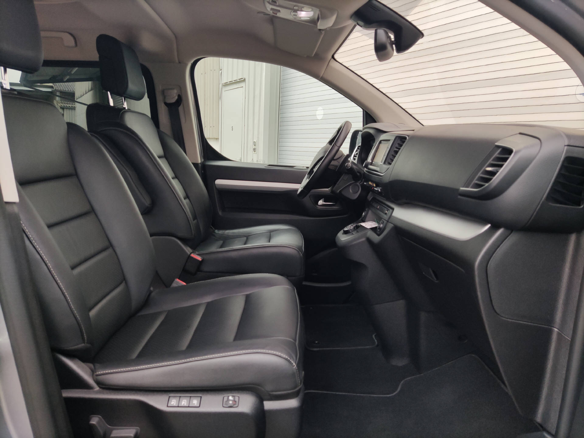 PEUGEOT Traveller Standard 2.0 BlueHDi 180 Business VIP S/S-image-5