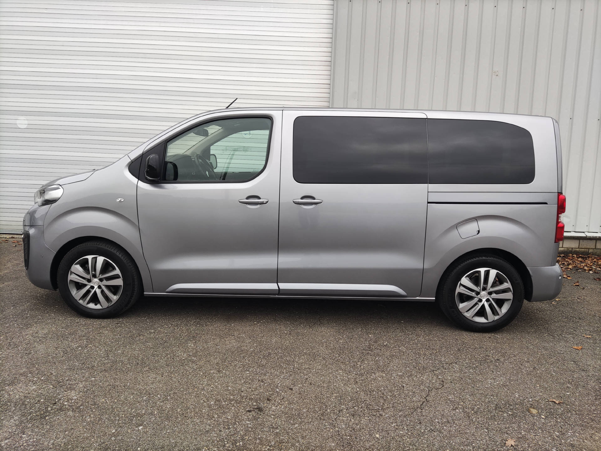 PEUGEOT Traveller Standard 2.0 BlueHDi 180 Business VIP S/S-image-9