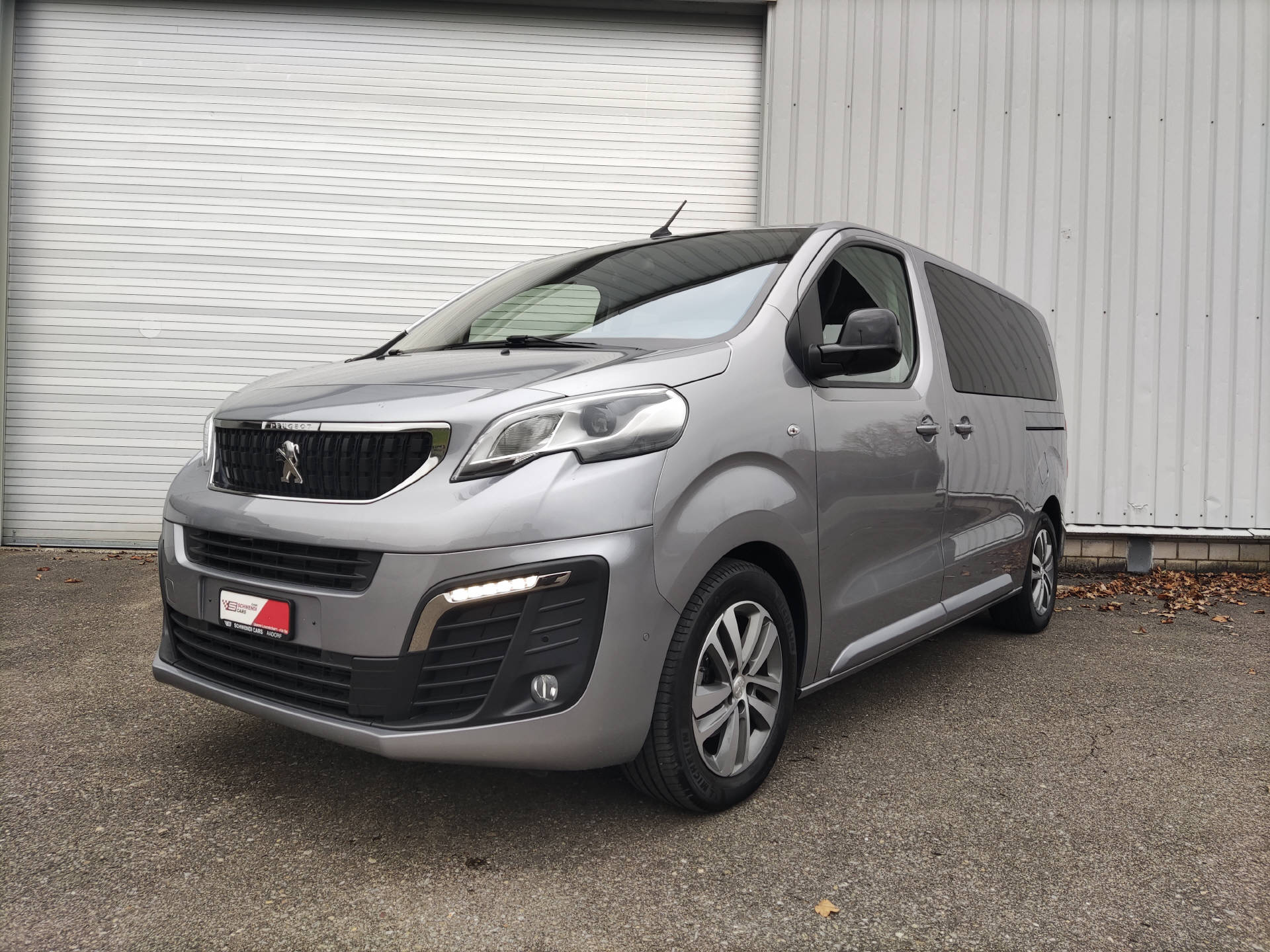PEUGEOT Traveller Standard 2.0 BlueHDi 180 Business VIP S/S-image-2