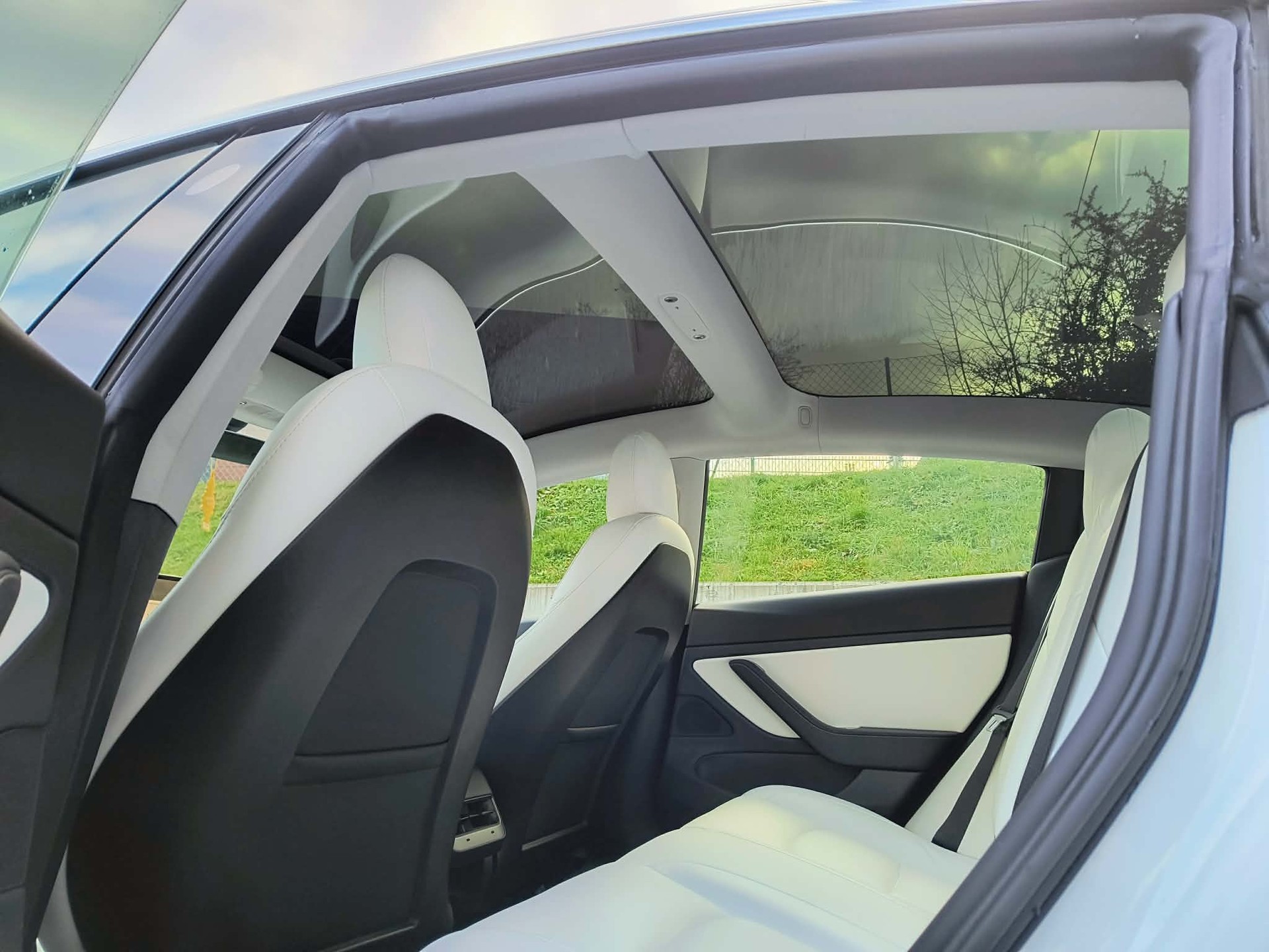 TESLA Model 3-image-11