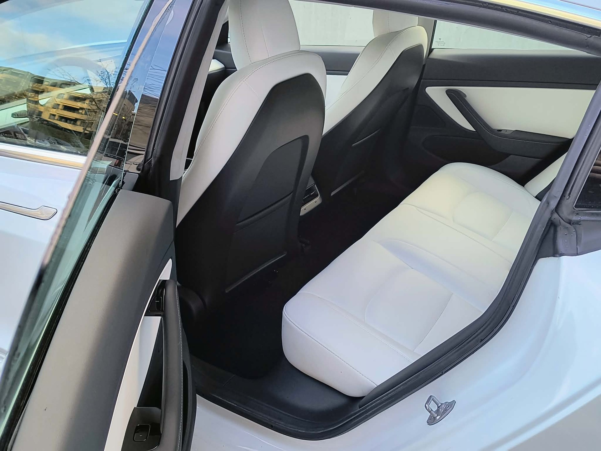TESLA Model 3-image-9