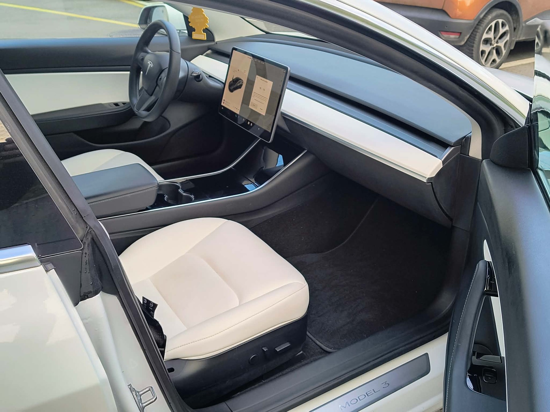 TESLA Model 3-image-5