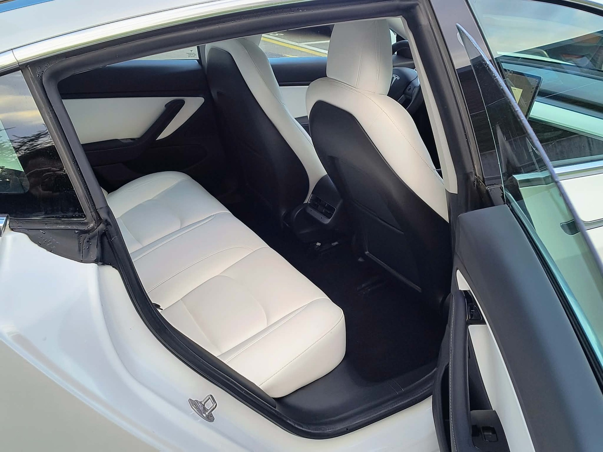 TESLA Model 3-image-10