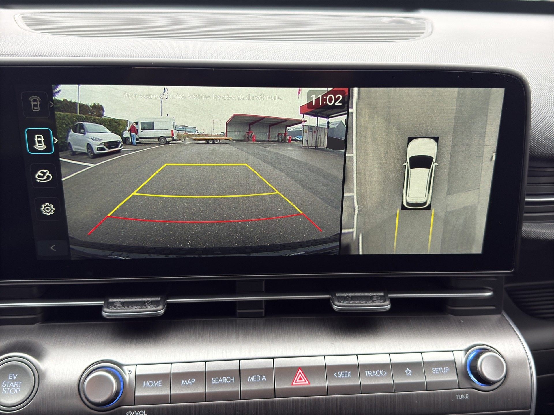 HYUNDAI Kona EV 65.4 kWh Amplia-image-12