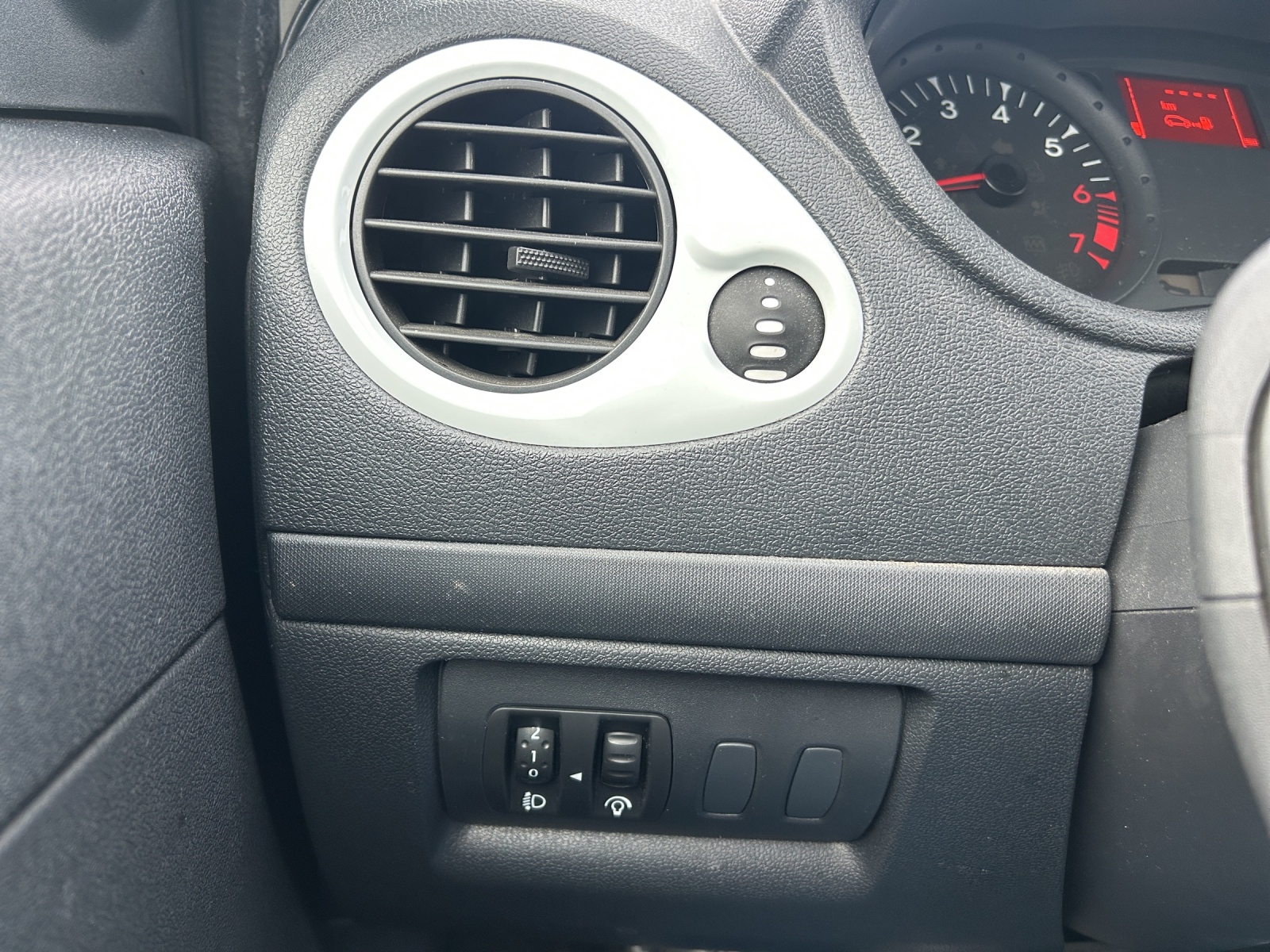 RENAULT Clio Grandtour 1.2 16V Yahoo-image-12