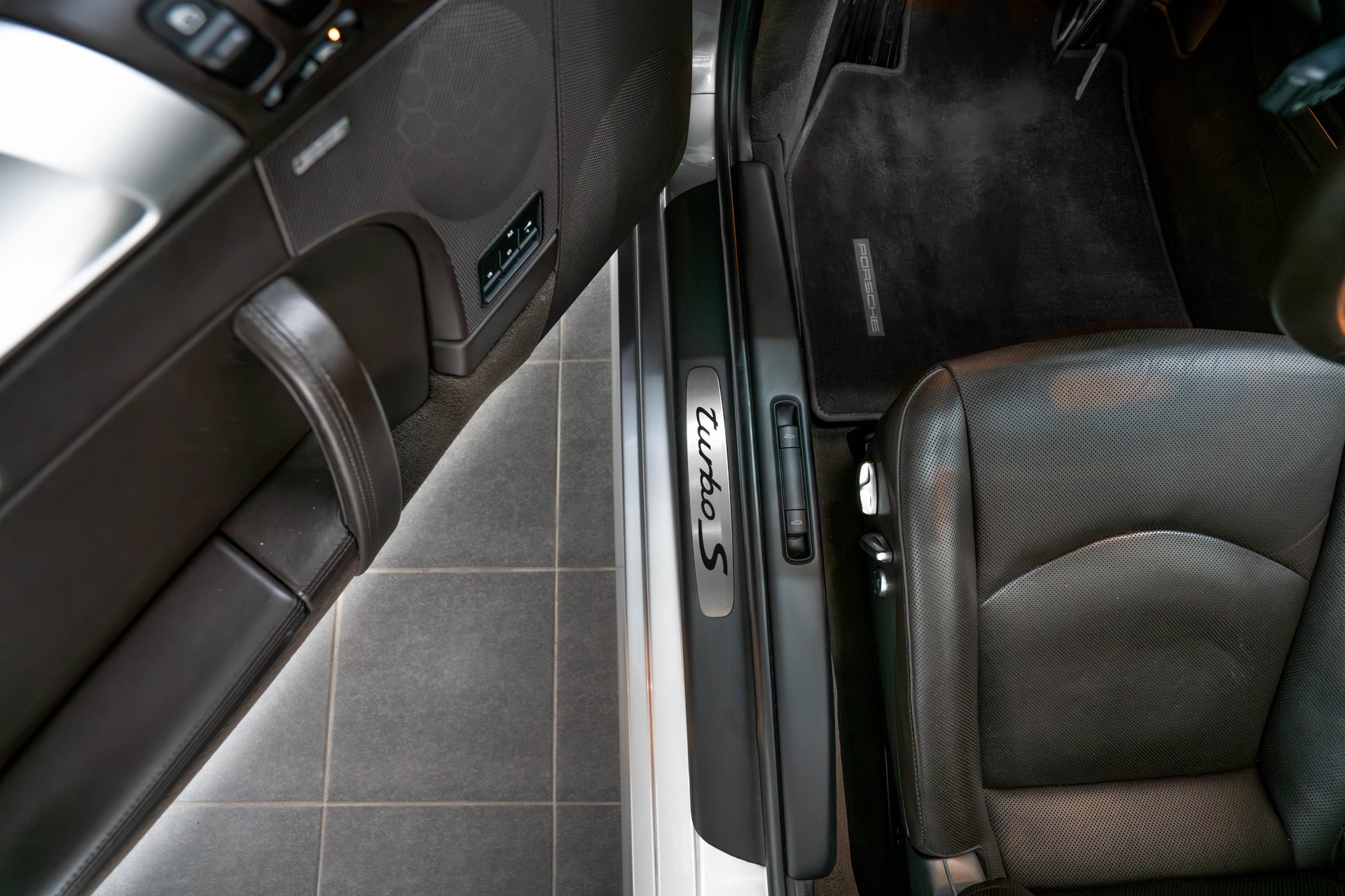 PORSCHE 911 Cabrio Turbo S PDK-image-17