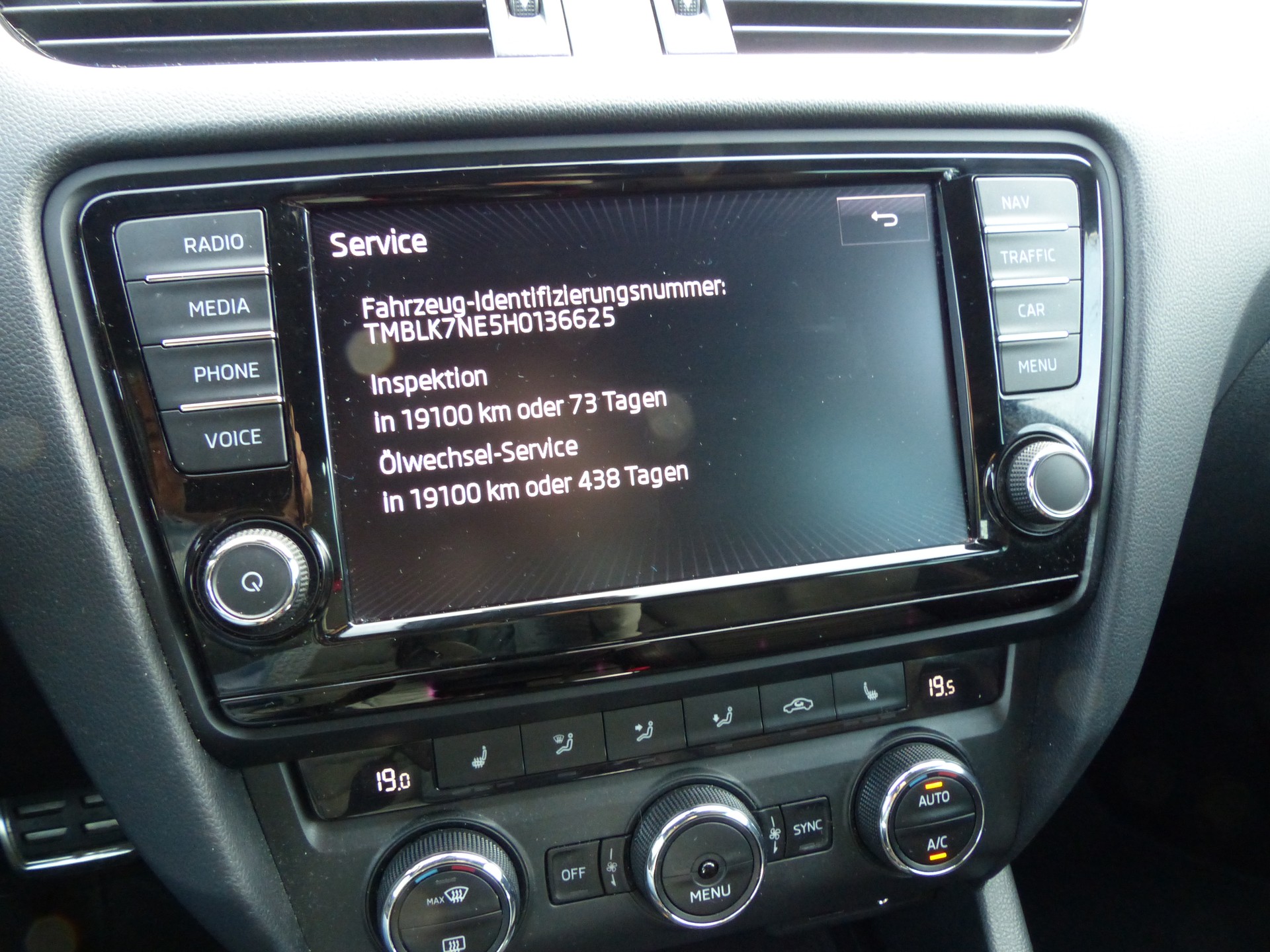 SKODA Octavia Combi 2.0 TDI RS 4x4 DSG-image-9