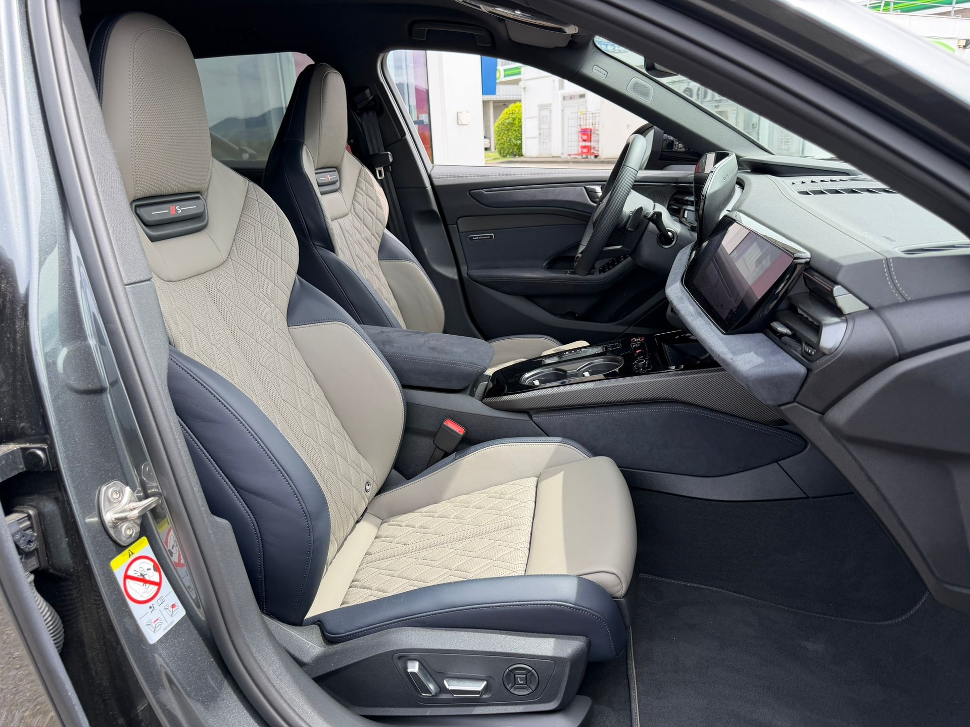 AUDI A6 Avant TFSI quattro 270 kW S tronic-image-10