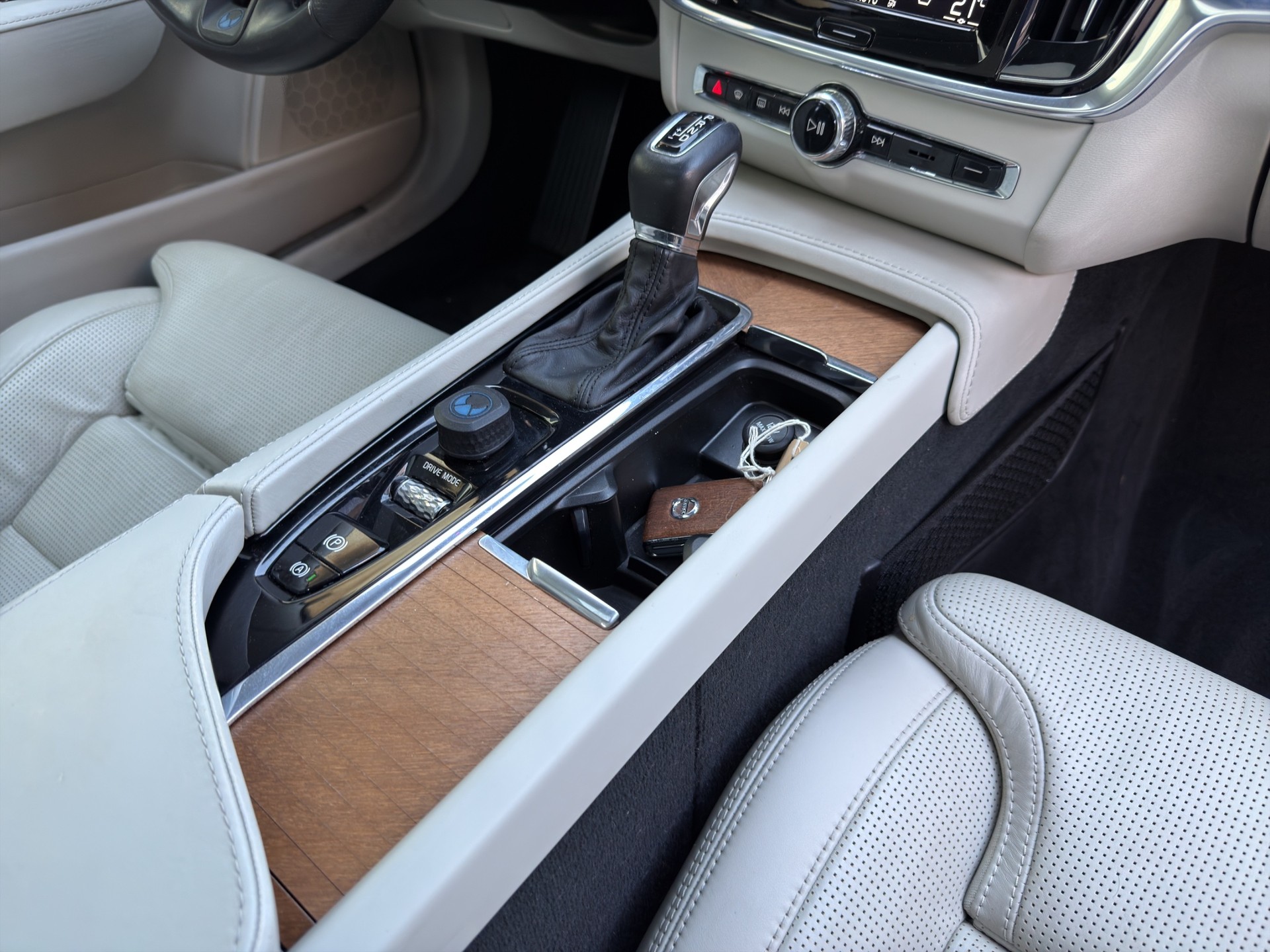 VOLVO S90 D5 AWD Inscription Geartronic Powerpulse-image-16
