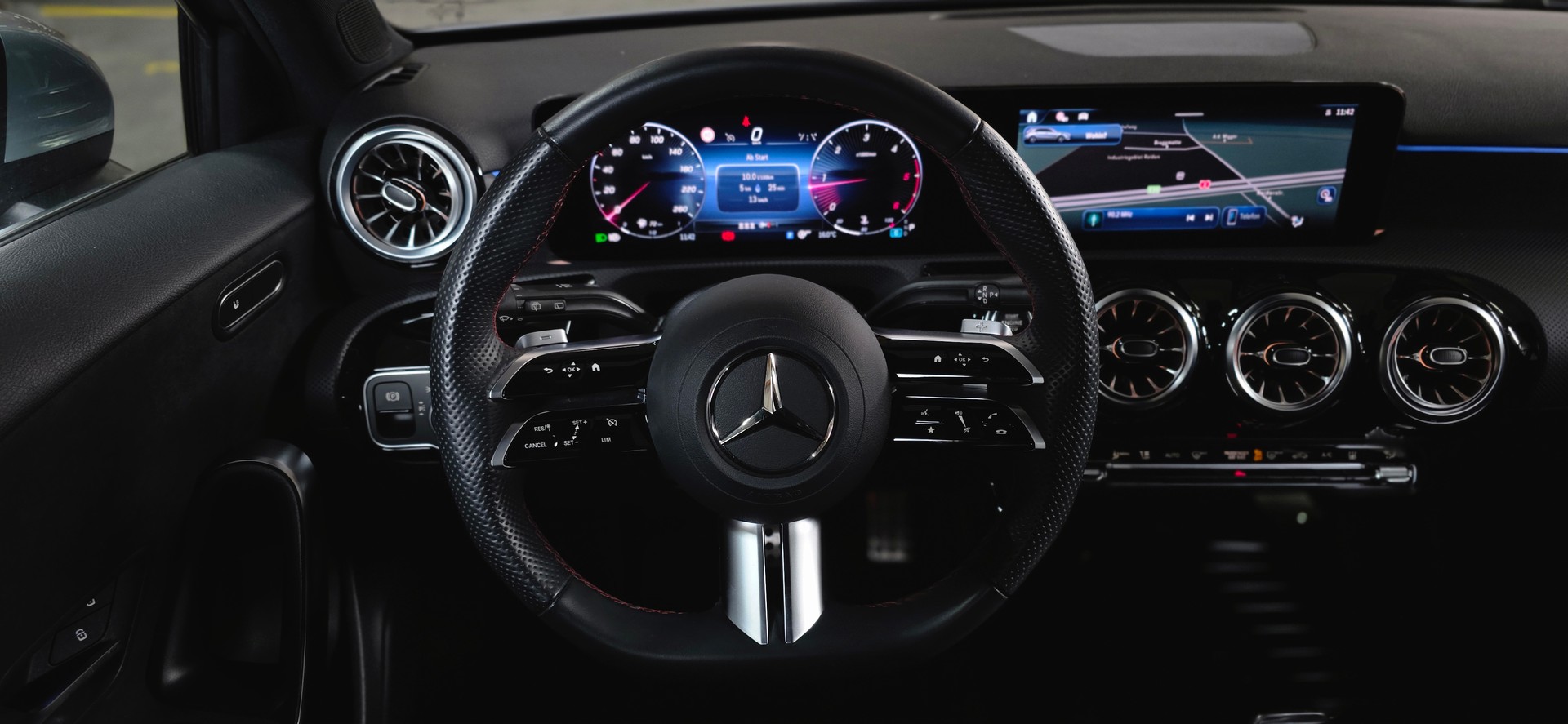 MERCEDES-BENZ A 220 d 8G-DCT AMG-Line 4Matic *ACC*LaneAssist*Ambientebeleuchtung*Rückfahrkamera*Sitzheizung*-image-11