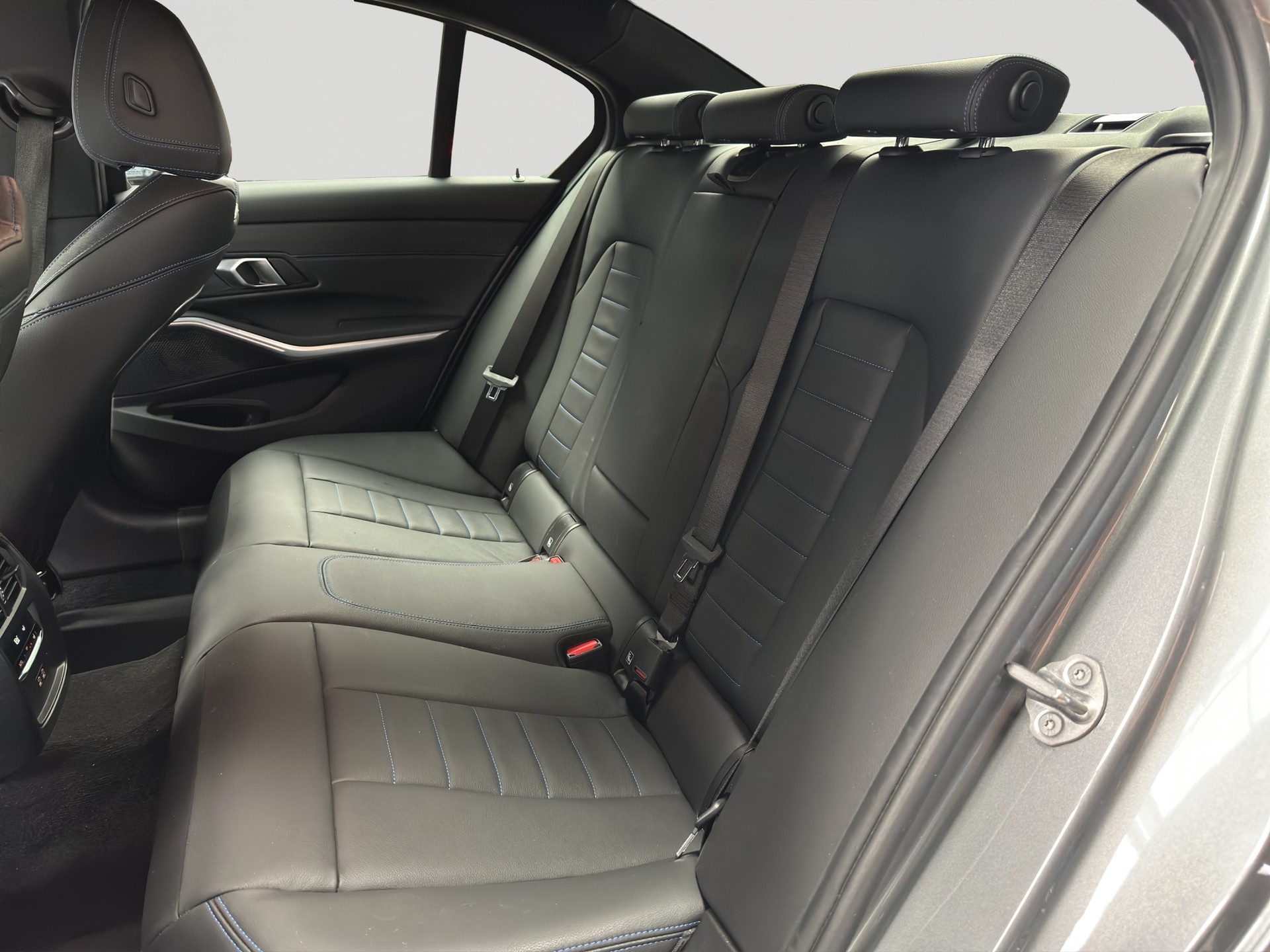 BMW 320d xDrive M Sport Steptronic-image-7