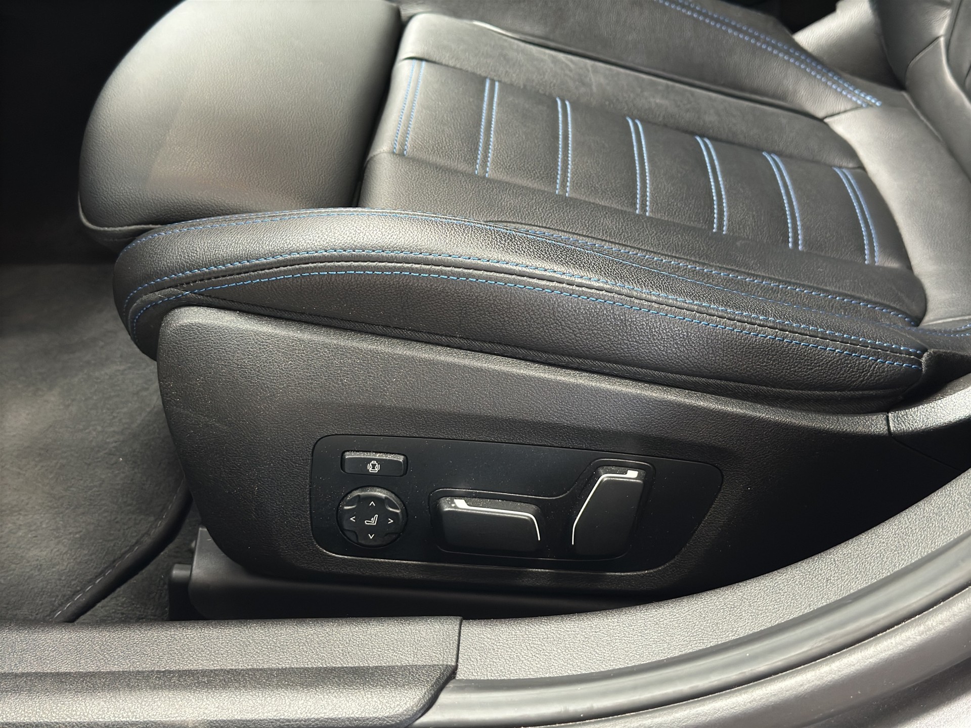 BMW 320d xDrive M Sport Steptronic-image-9