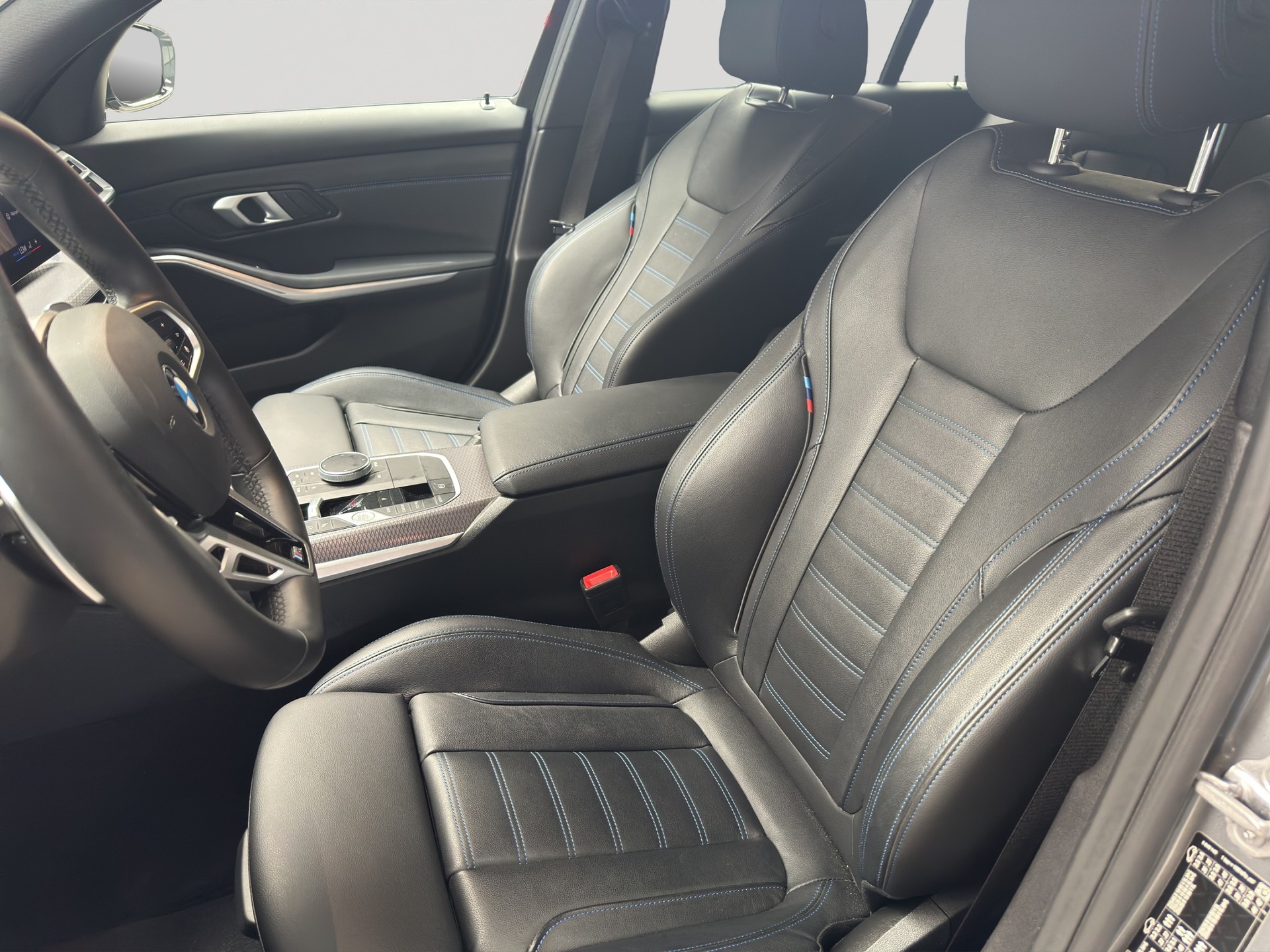 BMW 320d xDrive M Sport Steptronic-image-5