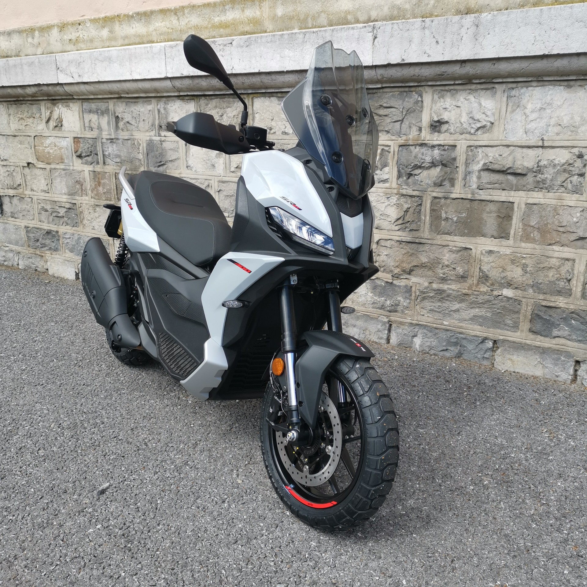 APRILIA SR 400 GT-showroom-element-1
