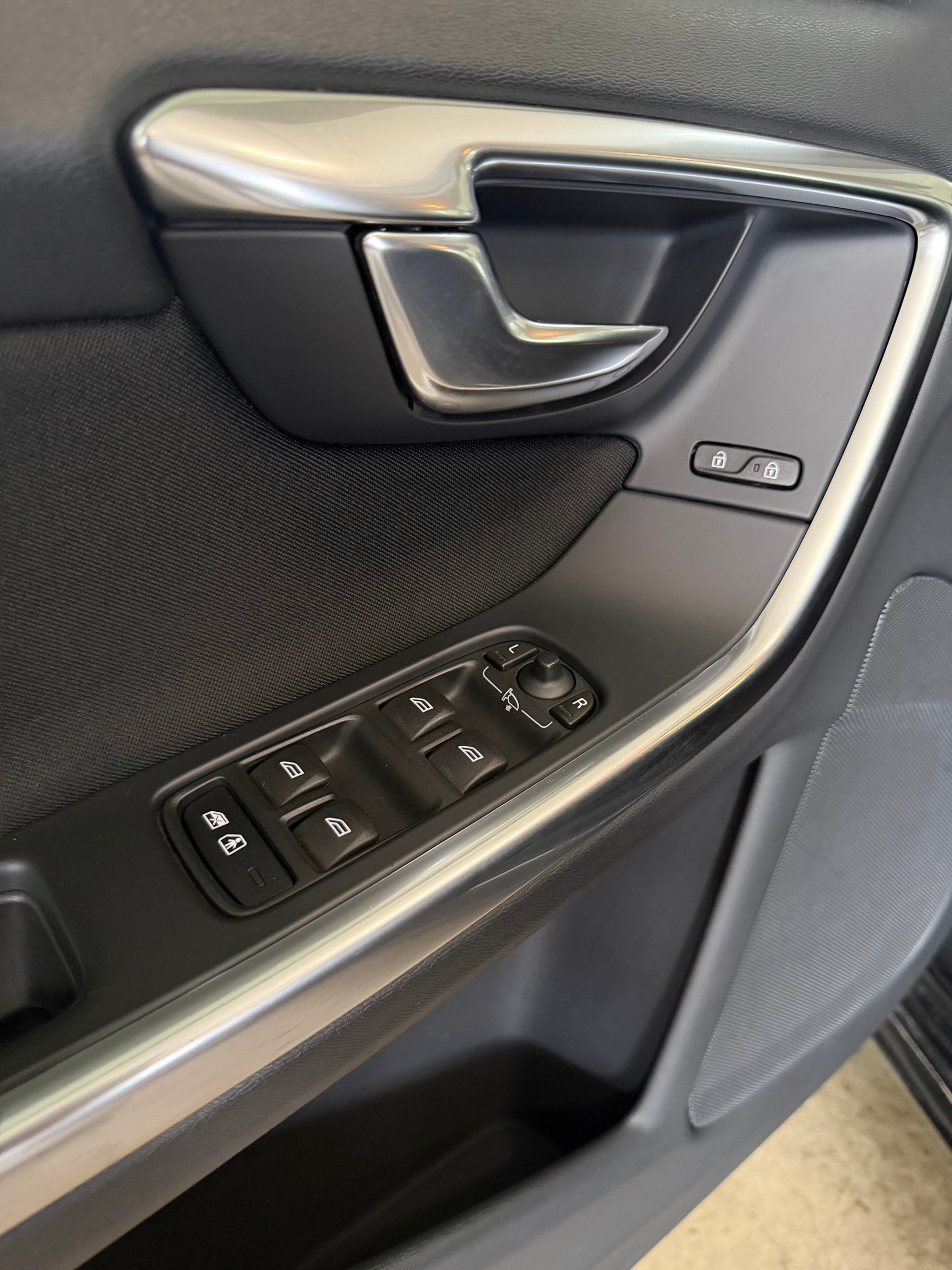 VOLVO V60 D4 AWD Family Edition Geartronic-image-15