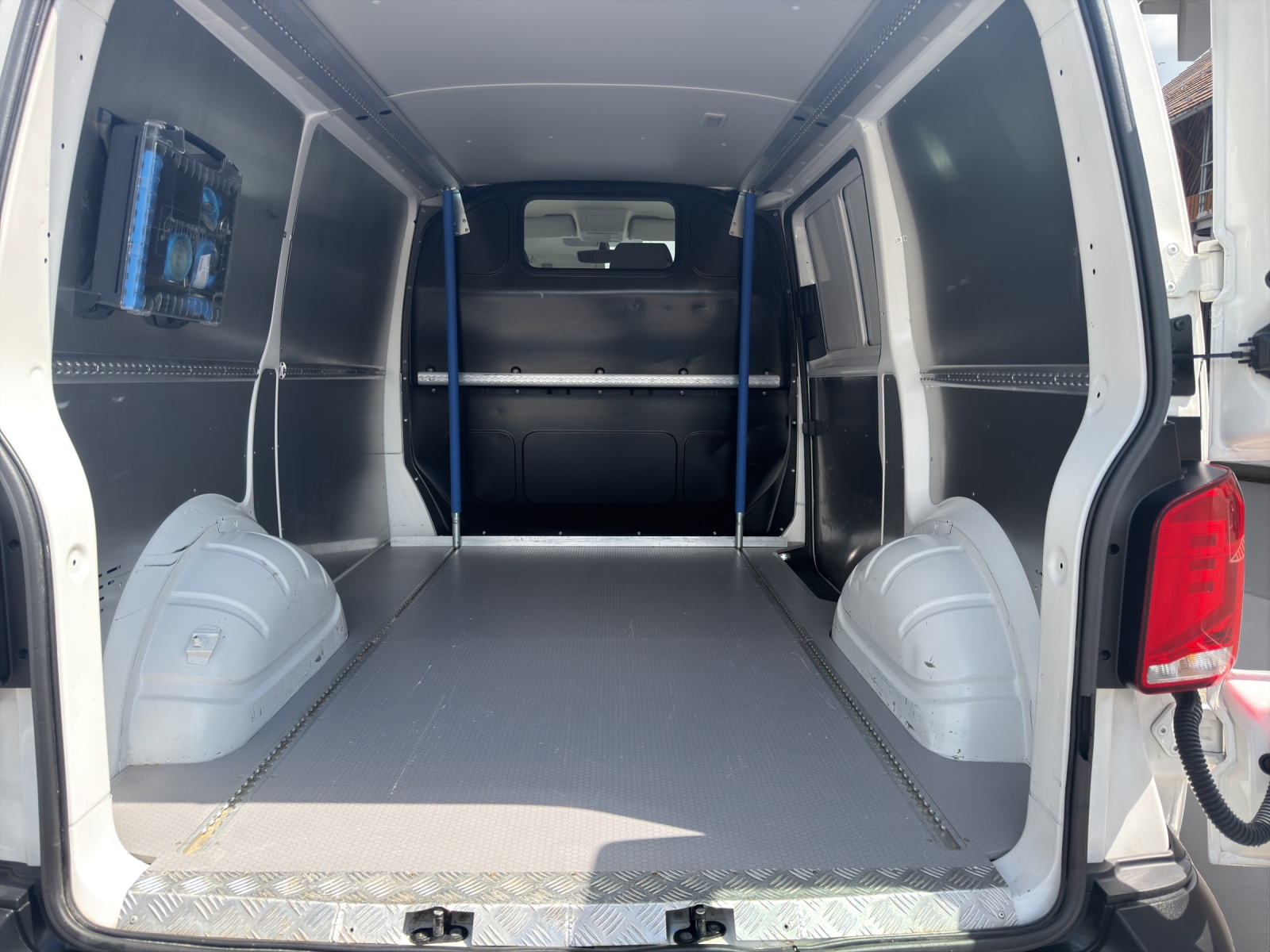 VW T6.1 2.0 TDI Entry-image-10