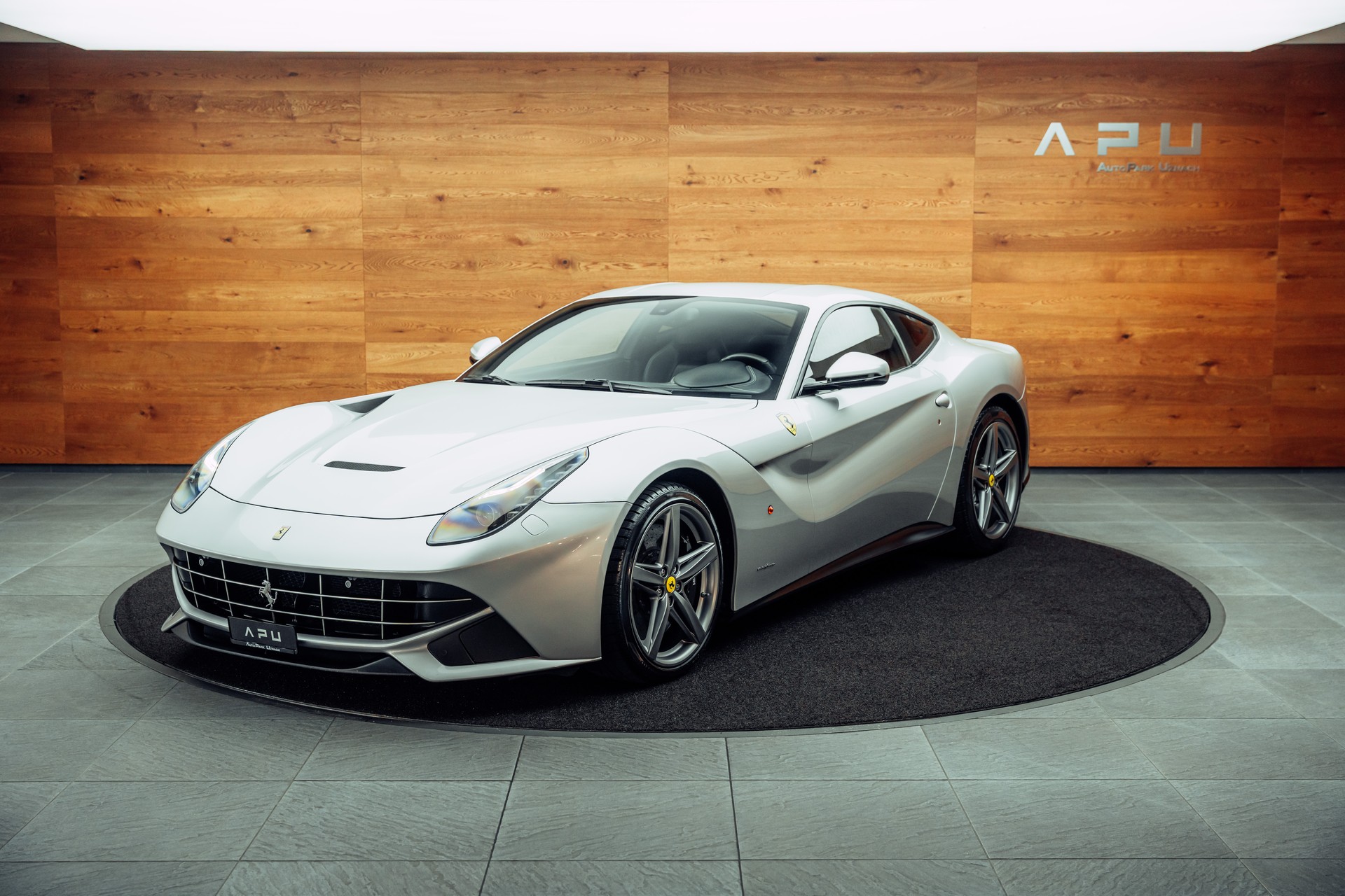 FERRARI F12 Berlinetta-showroom-element-3