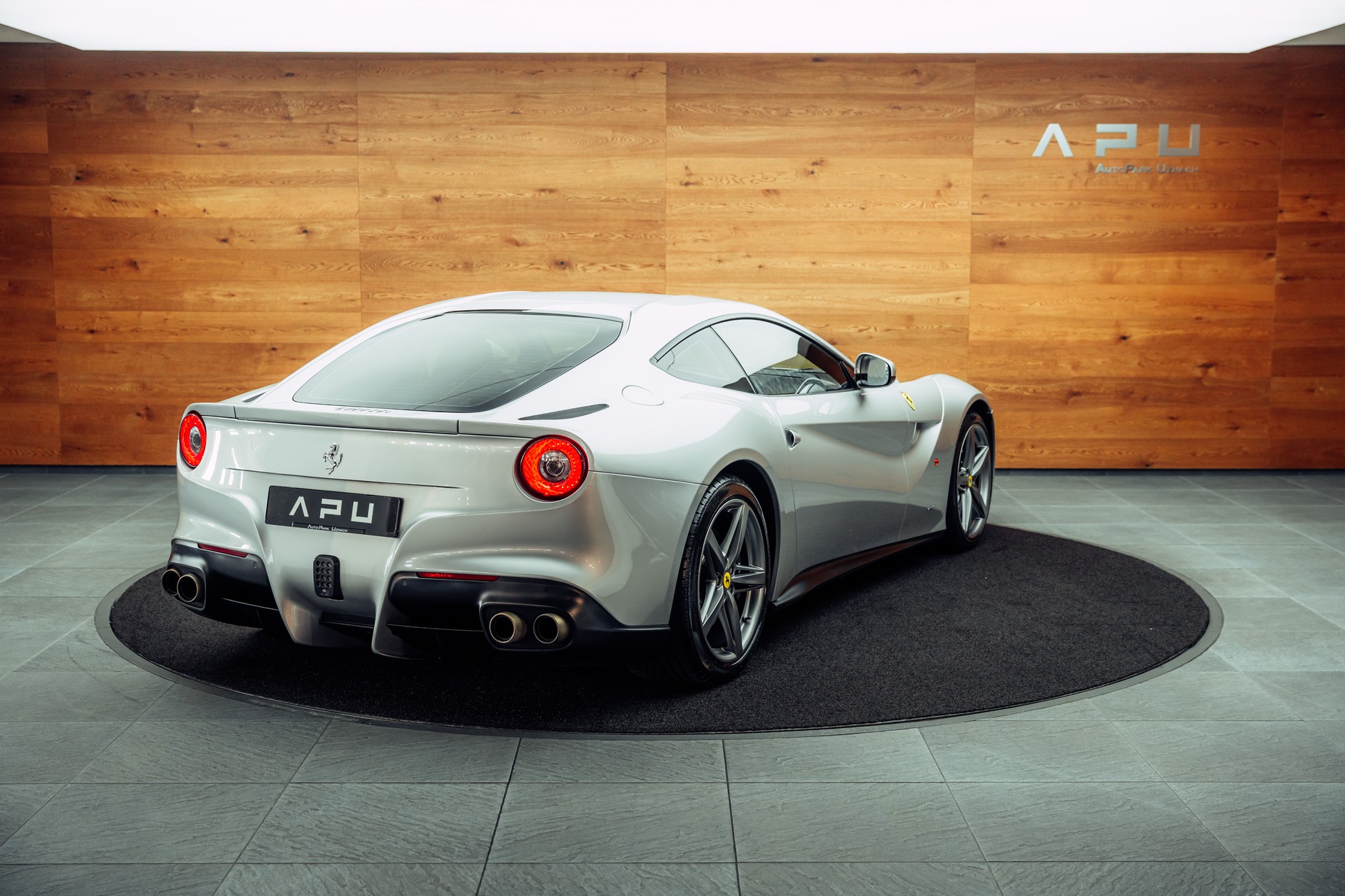FERRARI F12 Berlinetta-showroom-element-1