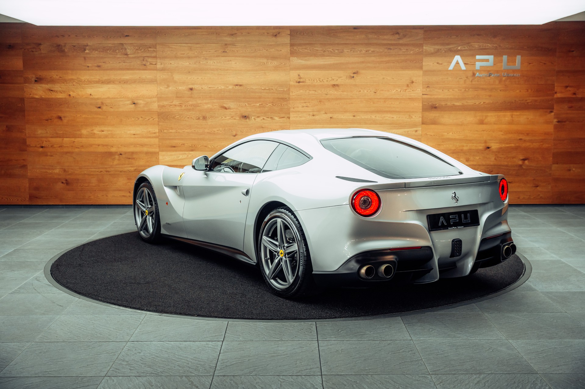 FERRARI F12 Berlinetta-showroom-element-2