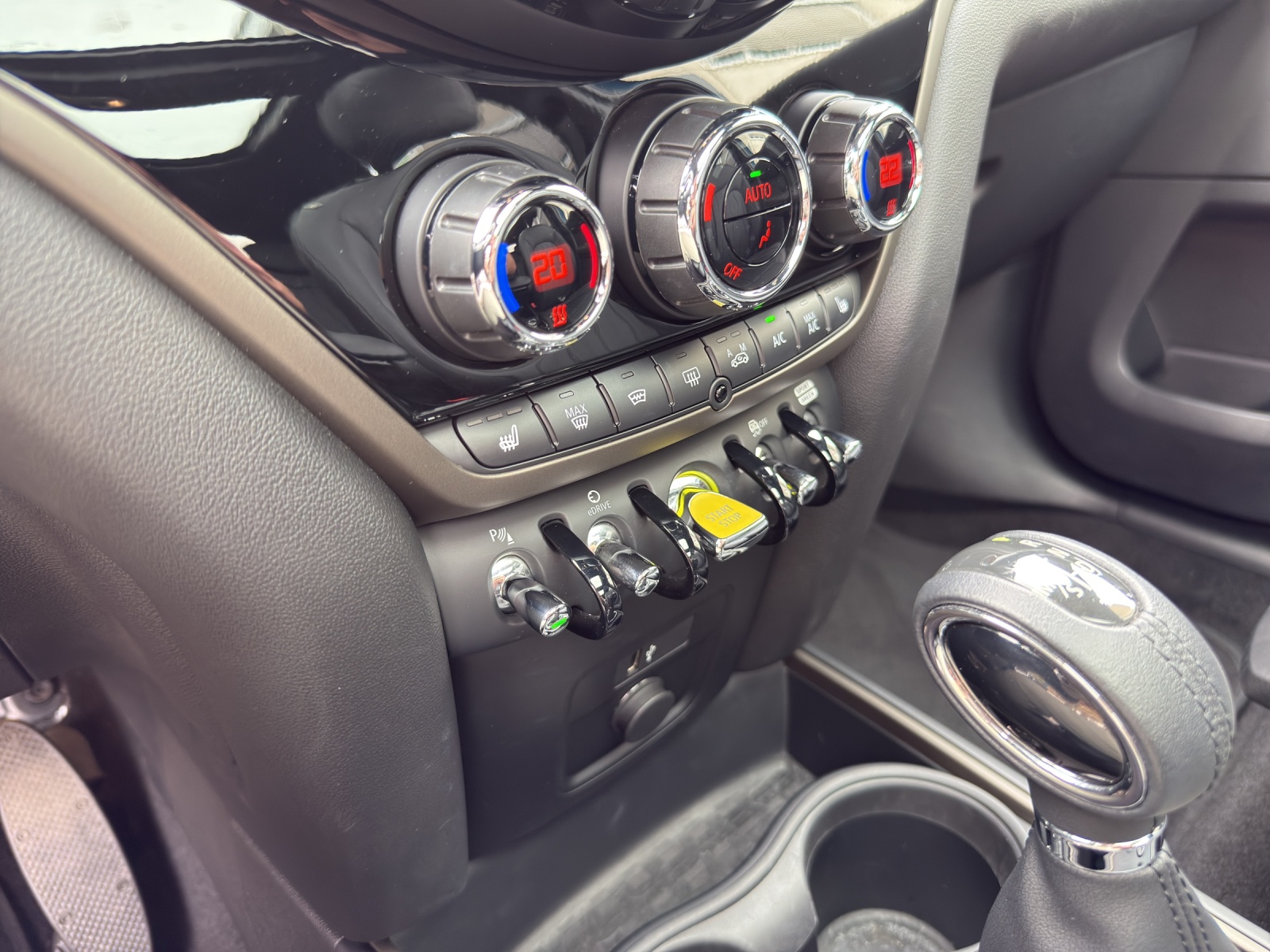 MINI Countryman Cooper SE ALL4 PHEV Highland-image-14