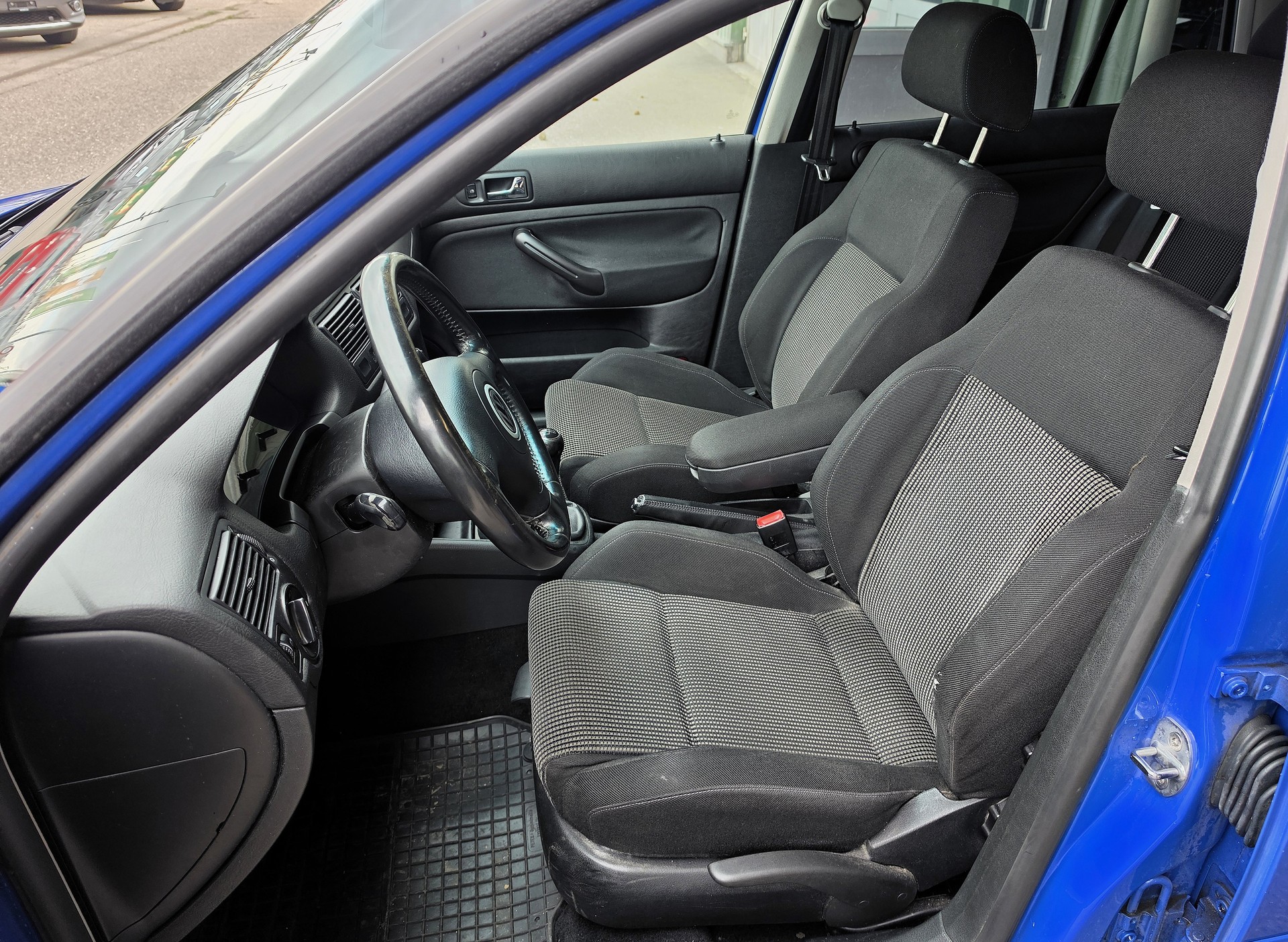 VW Golf 1.8 T GTI-image-8