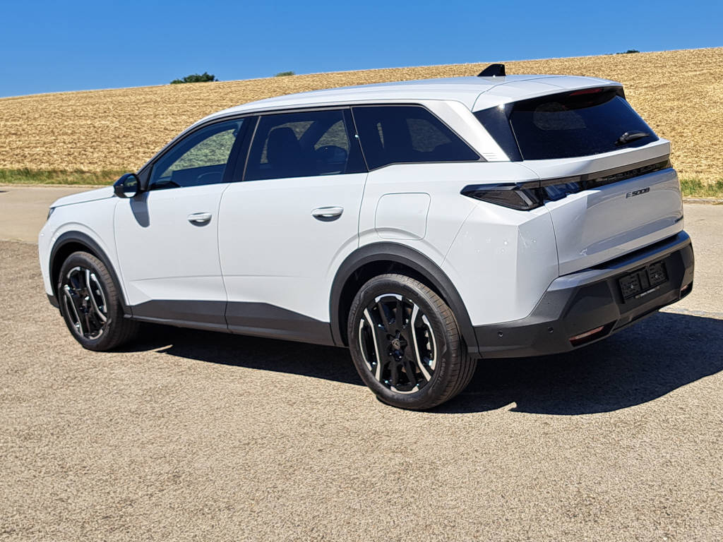 PEUGEOT 5008 Long Range e-Allure 230cv (8 ans de garantie)-image-2