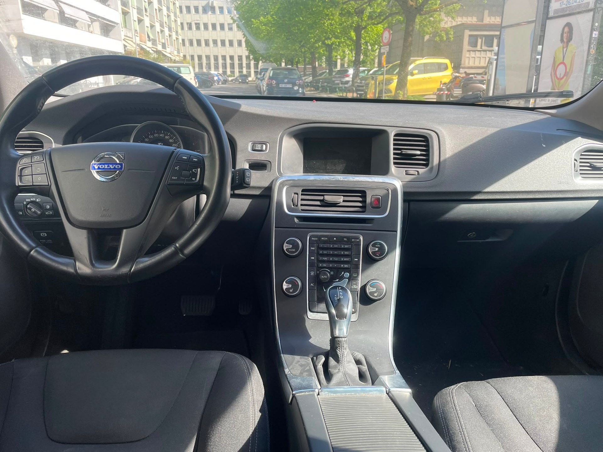 VOLVO V60 D4 AWD Momentum Geartronic-image-5