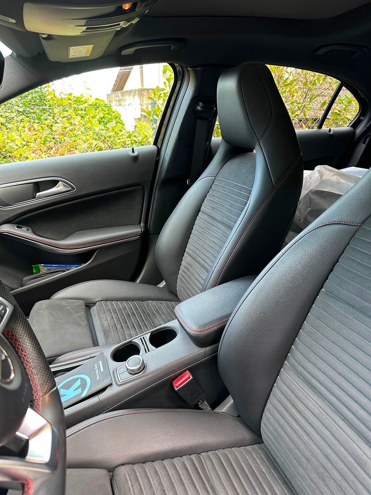 MERCEDES-BENZ A 220 AMG Line 4Matic 7G-DCT-image-4