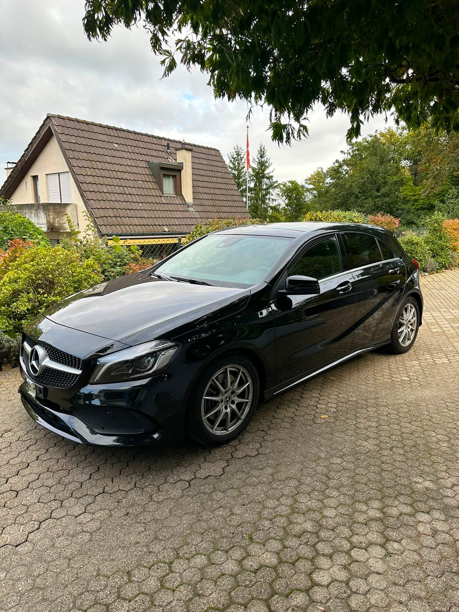 MERCEDES-BENZ A 220 AMG Line 4Matic 7G-DCT-image-8