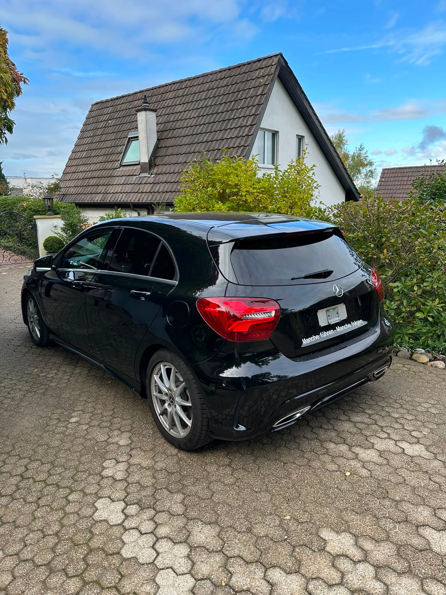 MERCEDES-BENZ A 220 AMG Line 4Matic 7G-DCT-image-2
