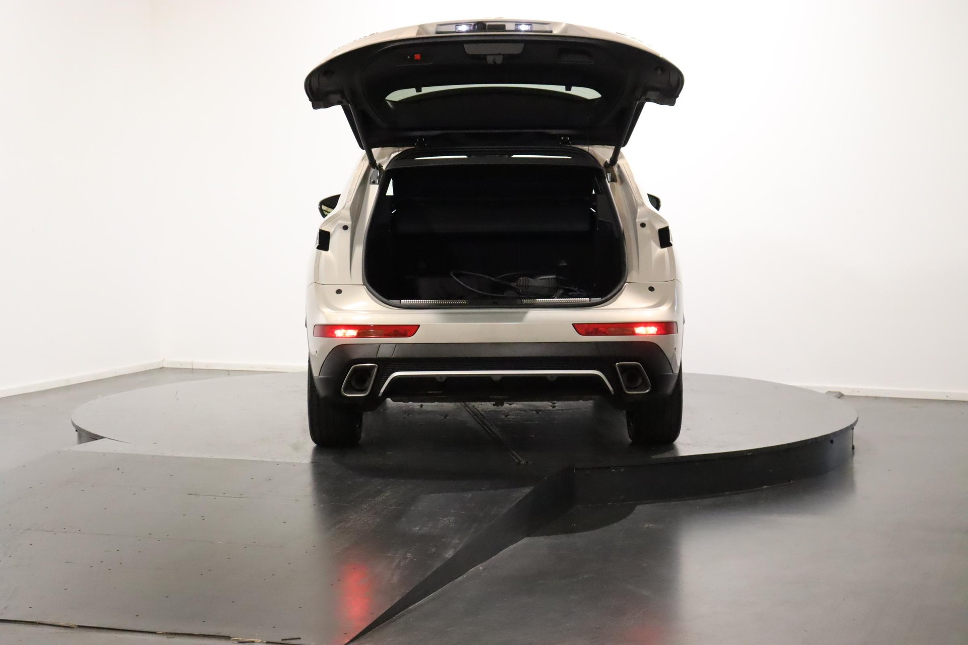 DS AUTOMOBILES 7 Crossback 1.6 E-Tense Louvre 4x4-image-4