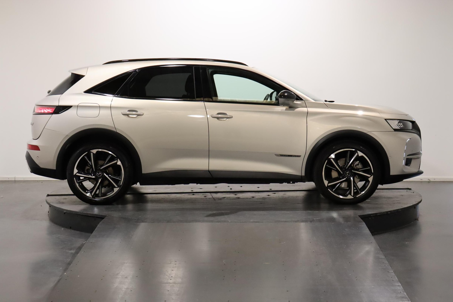 DS AUTOMOBILES 7 Crossback 1.6 E-Tense Louvre 4x4-showroom-element-2