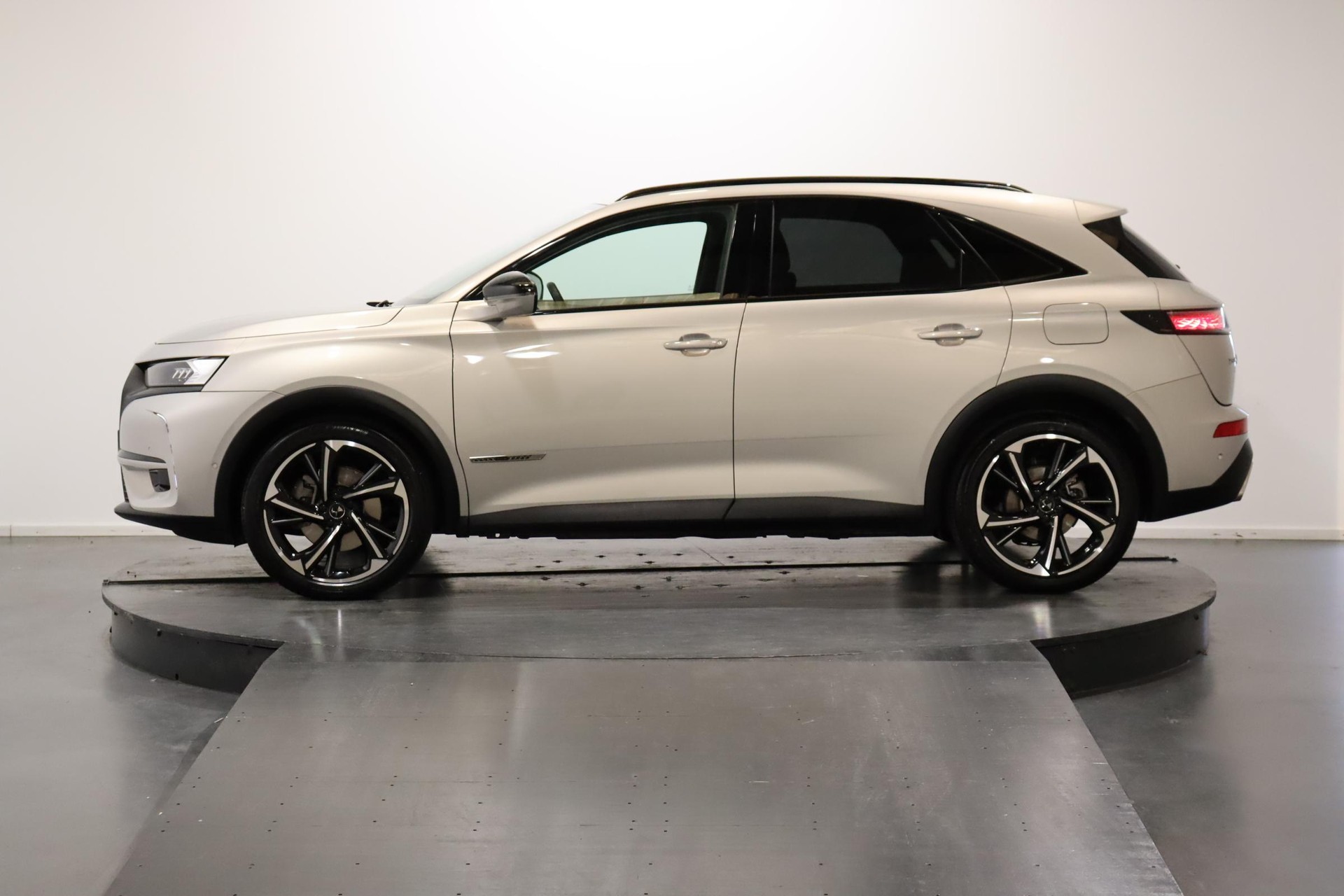 DS AUTOMOBILES 7 Crossback 1.6 E-Tense Louvre 4x4-showroom-element-1