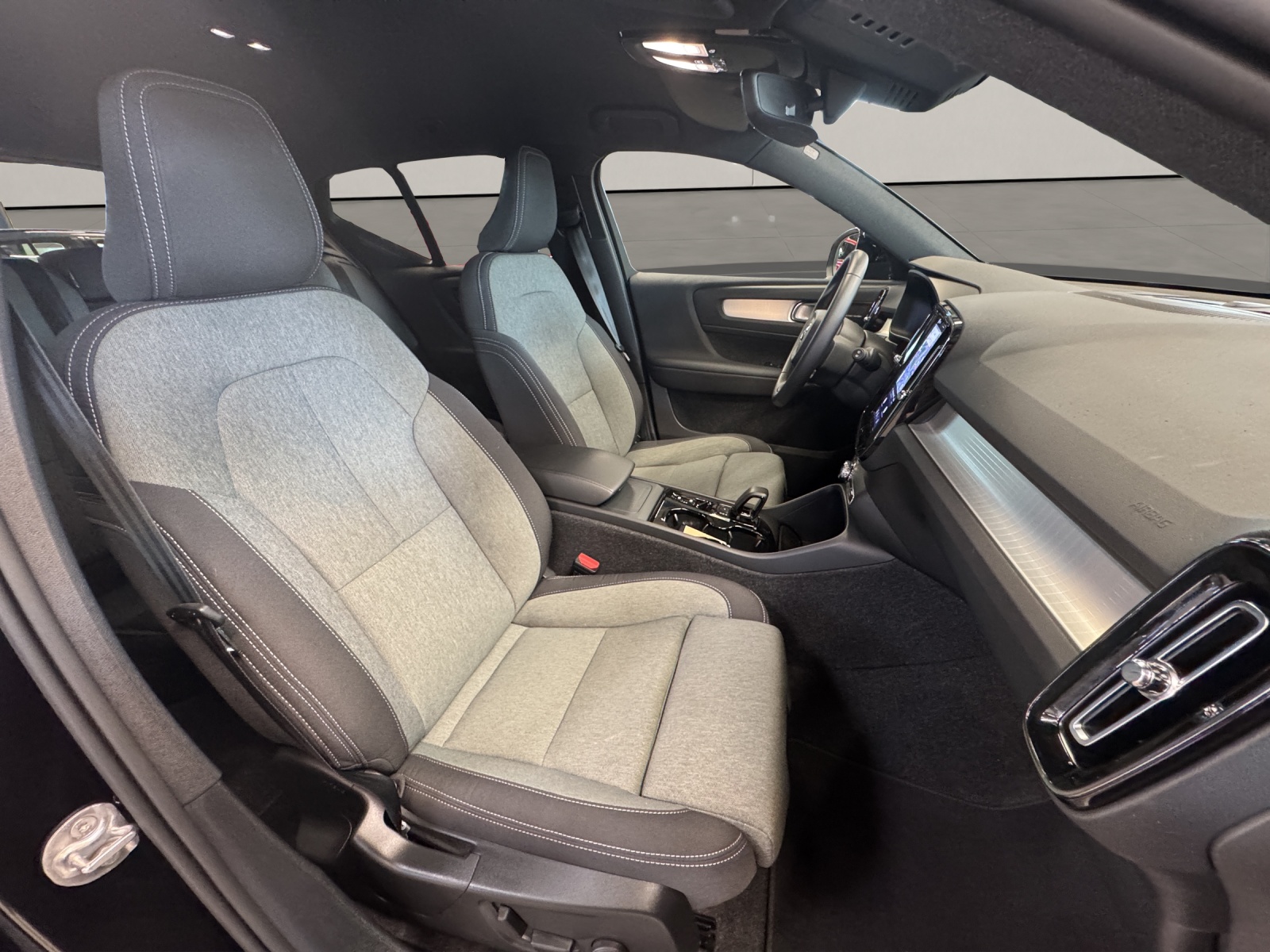 VOLVO XC40 2.0 B3 MH Plus Dark-image-13