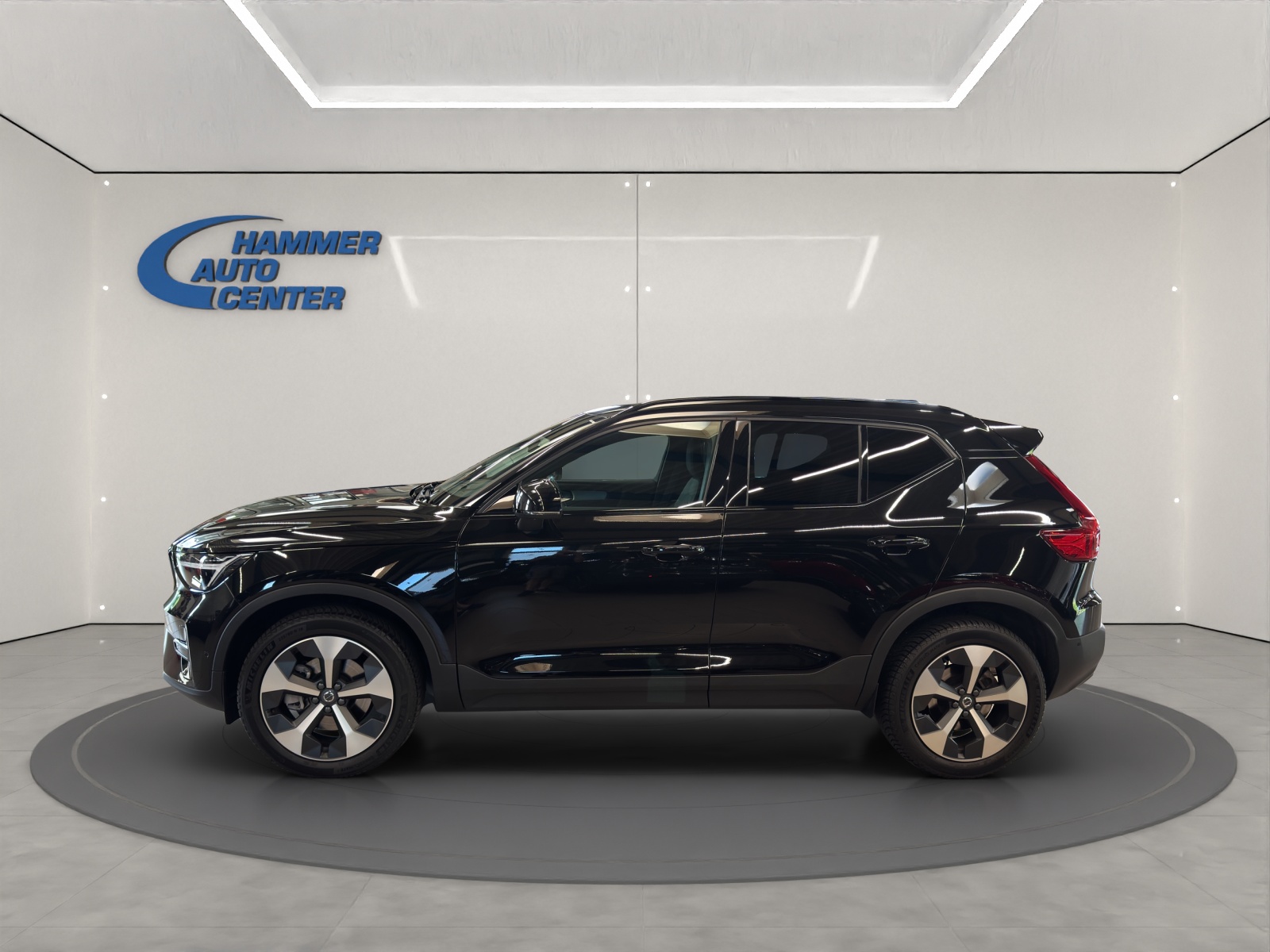 VOLVO XC40 2.0 B3 MH Plus Dark-image-1