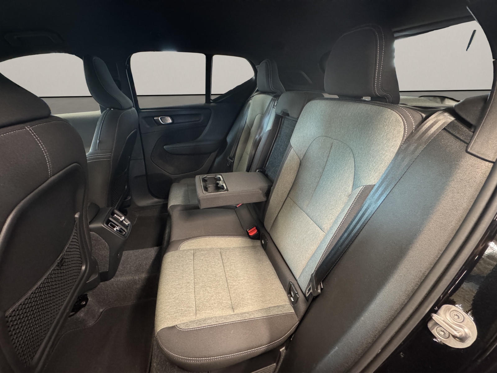 VOLVO XC40 2.0 B3 MH Plus Dark-image-11