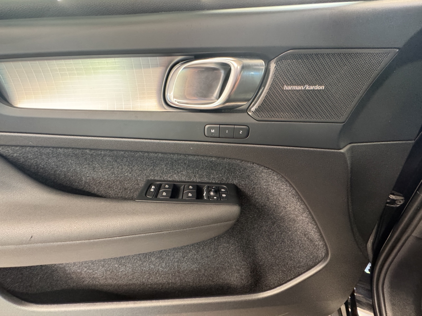 VOLVO XC40 2.0 B3 MH Plus Dark-image-12
