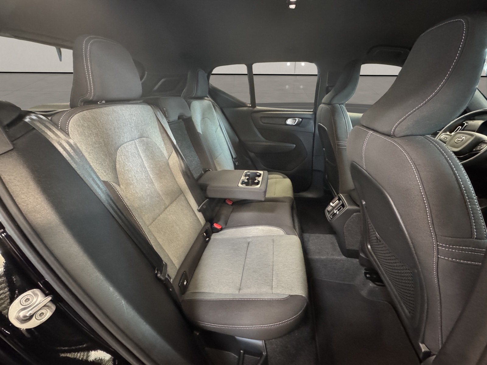 VOLVO XC40 2.0 B3 MH Plus Dark-image-9