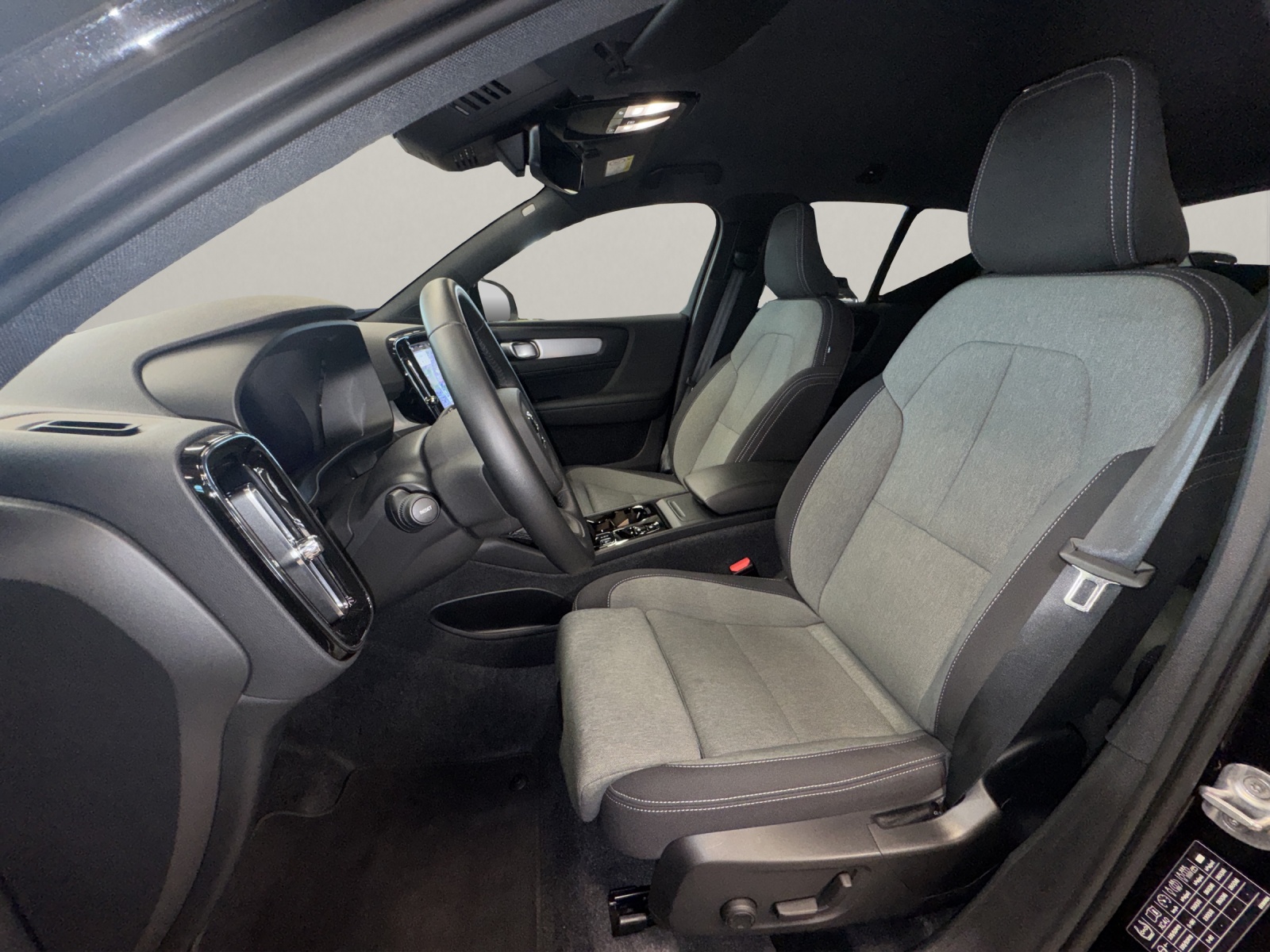 VOLVO XC40 2.0 B3 MH Plus Dark-image-10