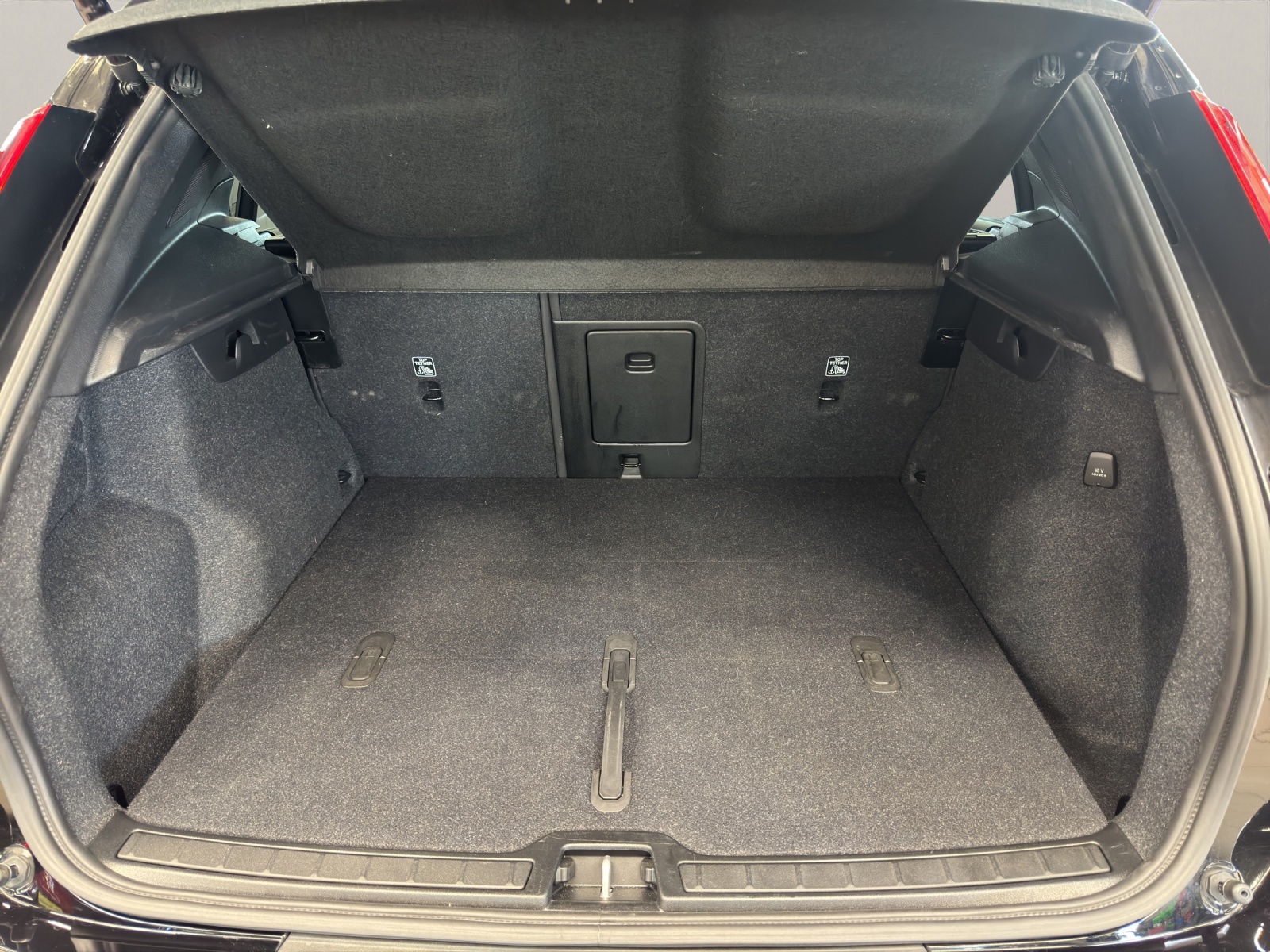 VOLVO XC40 2.0 B3 MH Plus Dark-image-15