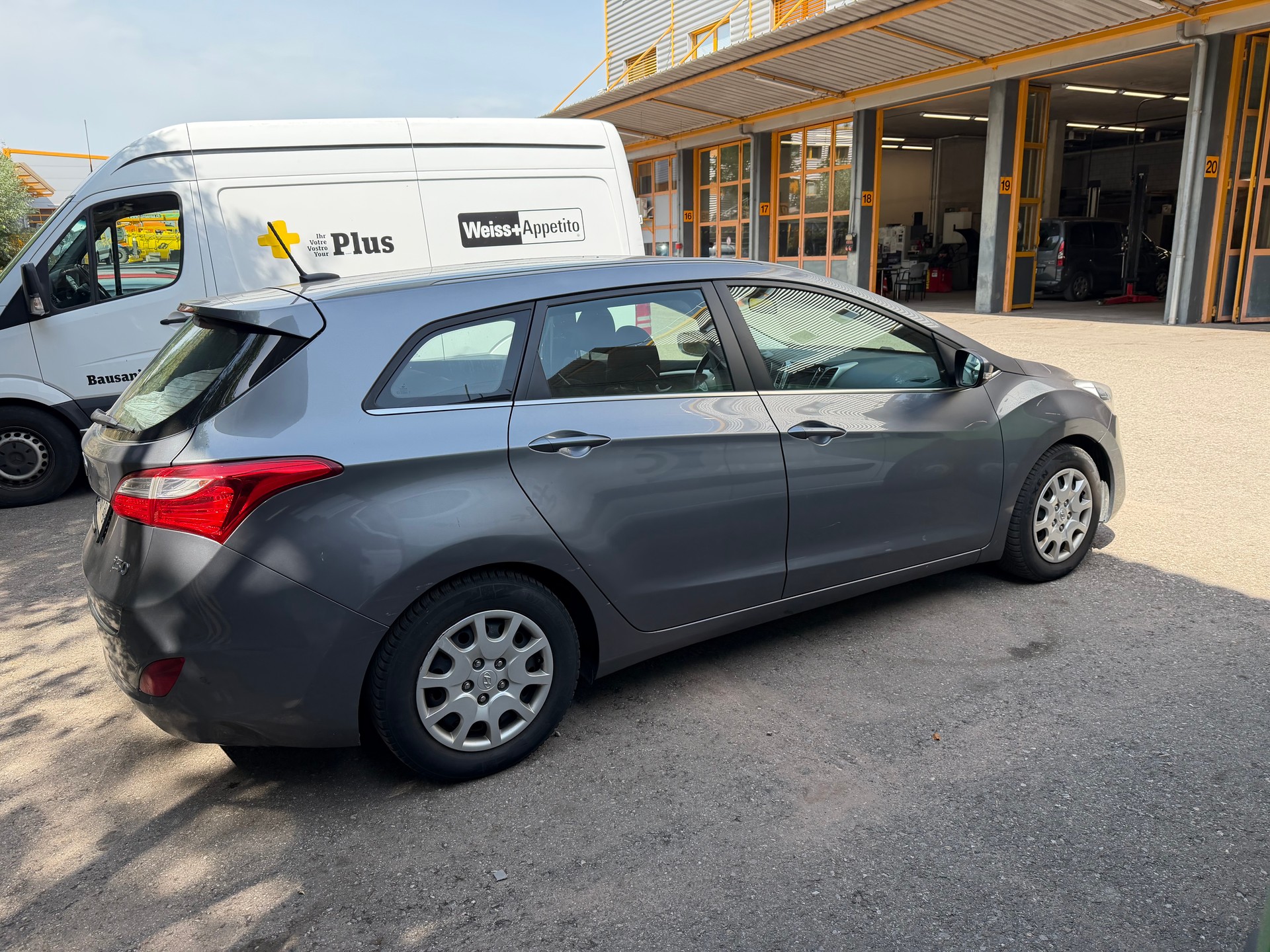 HYUNDAI i30 Wagon 1.6 CRDi Style Automatic-image-1