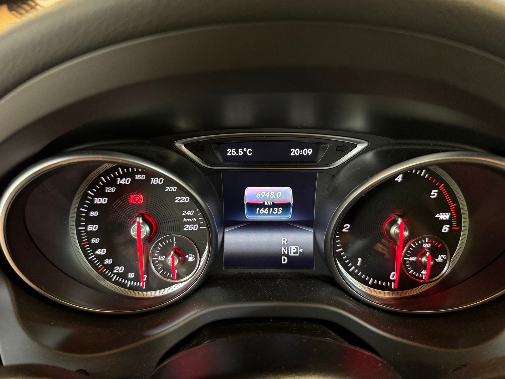MERCEDES-BENZ GLA 200 d Swiss Star Edition Urban 4Matic 7G-DCT-image-10
