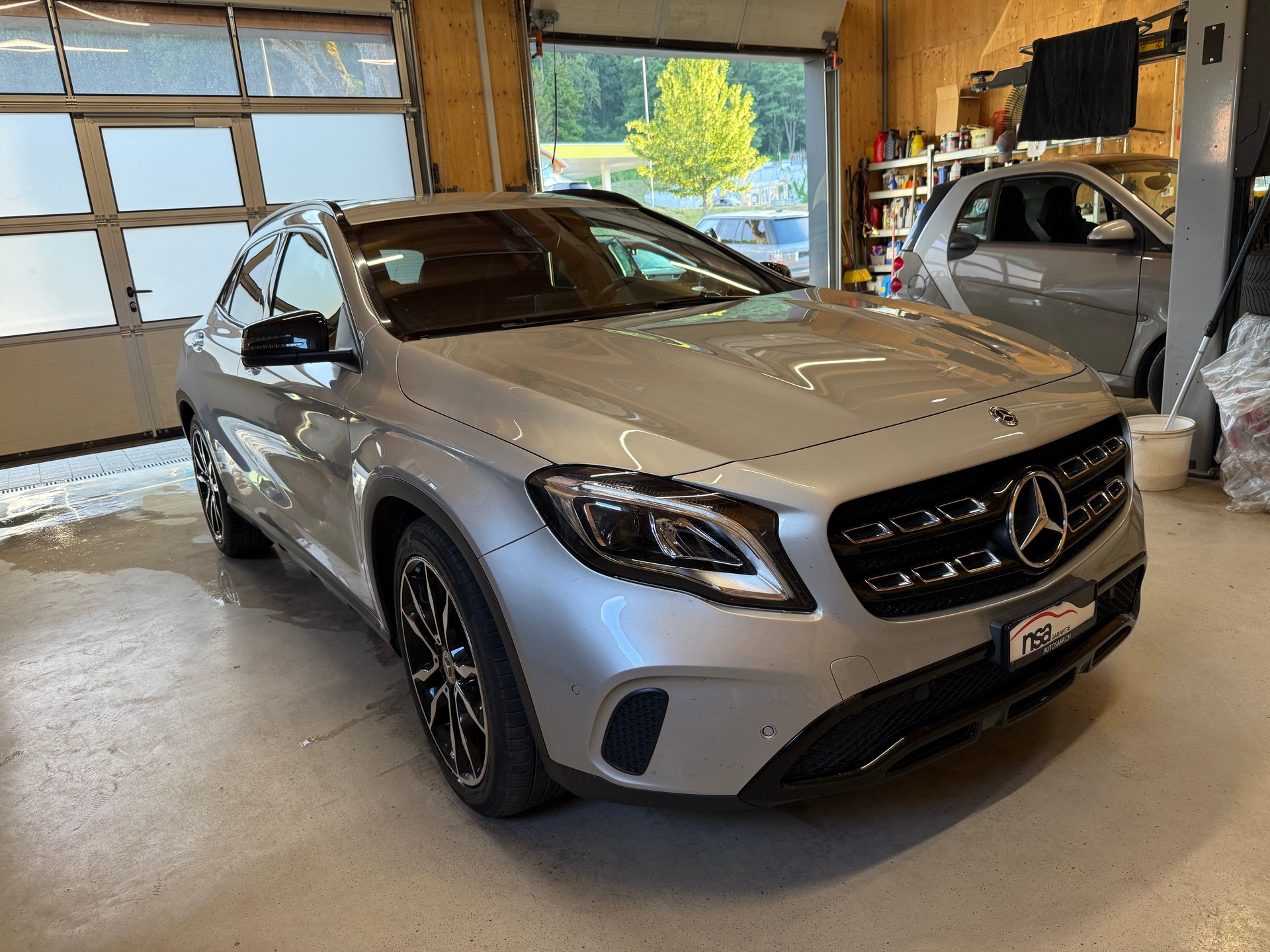 MERCEDES-BENZ GLA 200 d Swiss Star Edition Urban 4Matic 7G-DCT-image-2