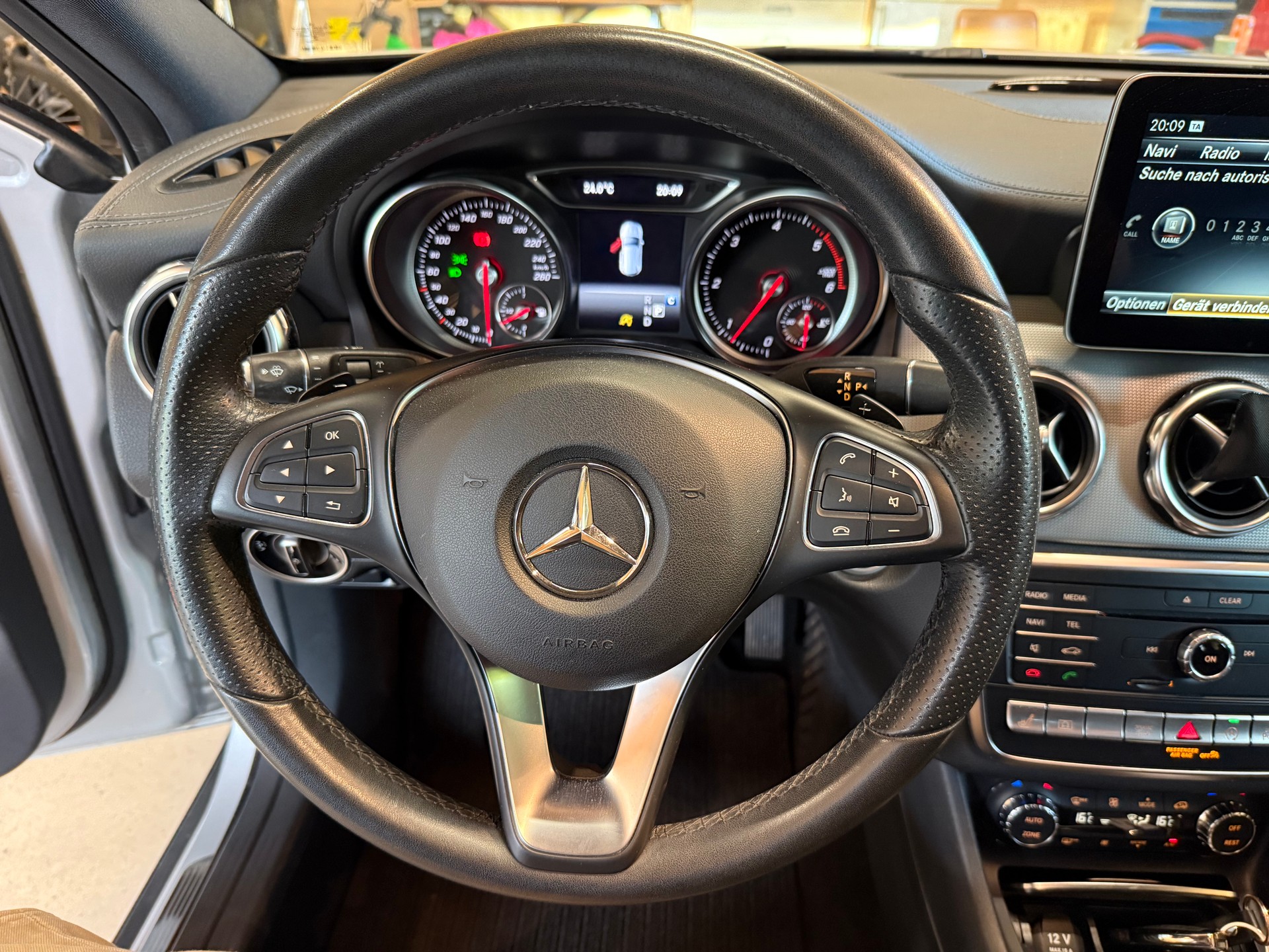 MERCEDES-BENZ GLA 200 d Swiss Star Edition Urban 4Matic 7G-DCT-image-9