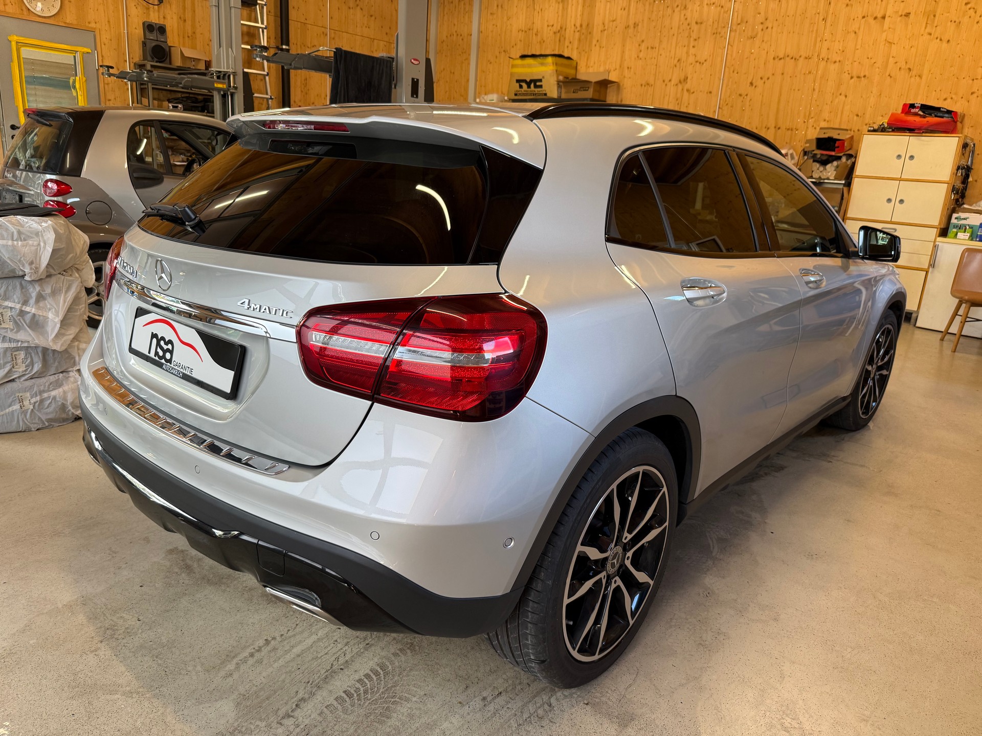 MERCEDES-BENZ GLA 200 d Swiss Star Edition Urban 4Matic 7G-DCT-image-3